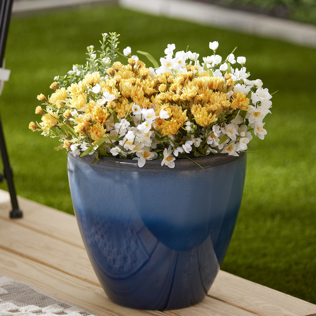 Suncast Seneca 16 Inch Ombre Durable Resin Planter, Blue and Brown (Open Box)
