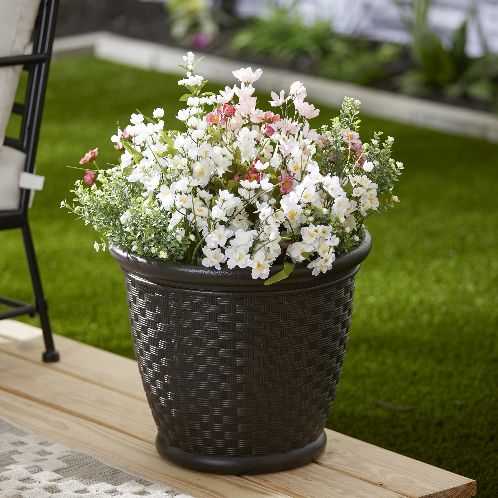 Suncast Sonora 18 Inch Resin Wicker Yard Garden Flower Planter, Brown (Used)