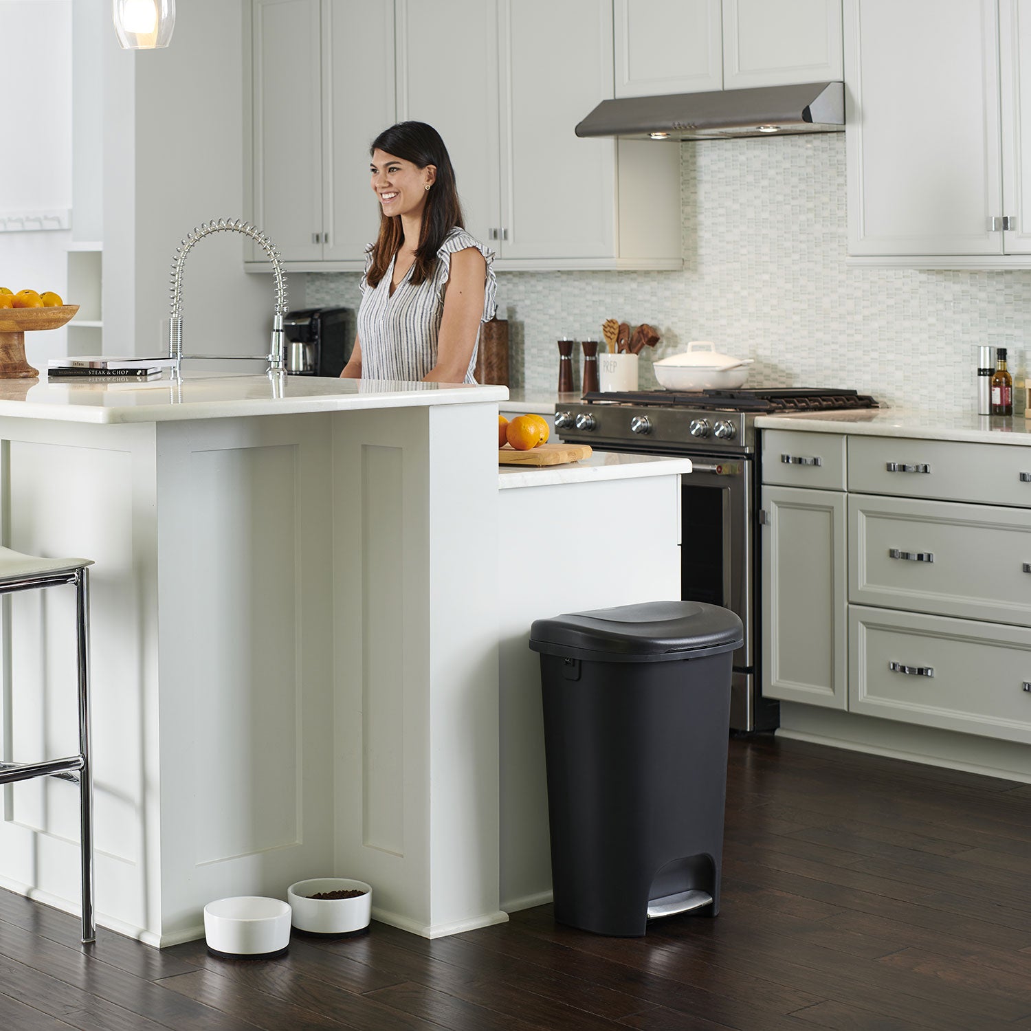 Rubbermaid Classic 13 Gallon Plastic Hands Free Step On Lid Trash Can, Black