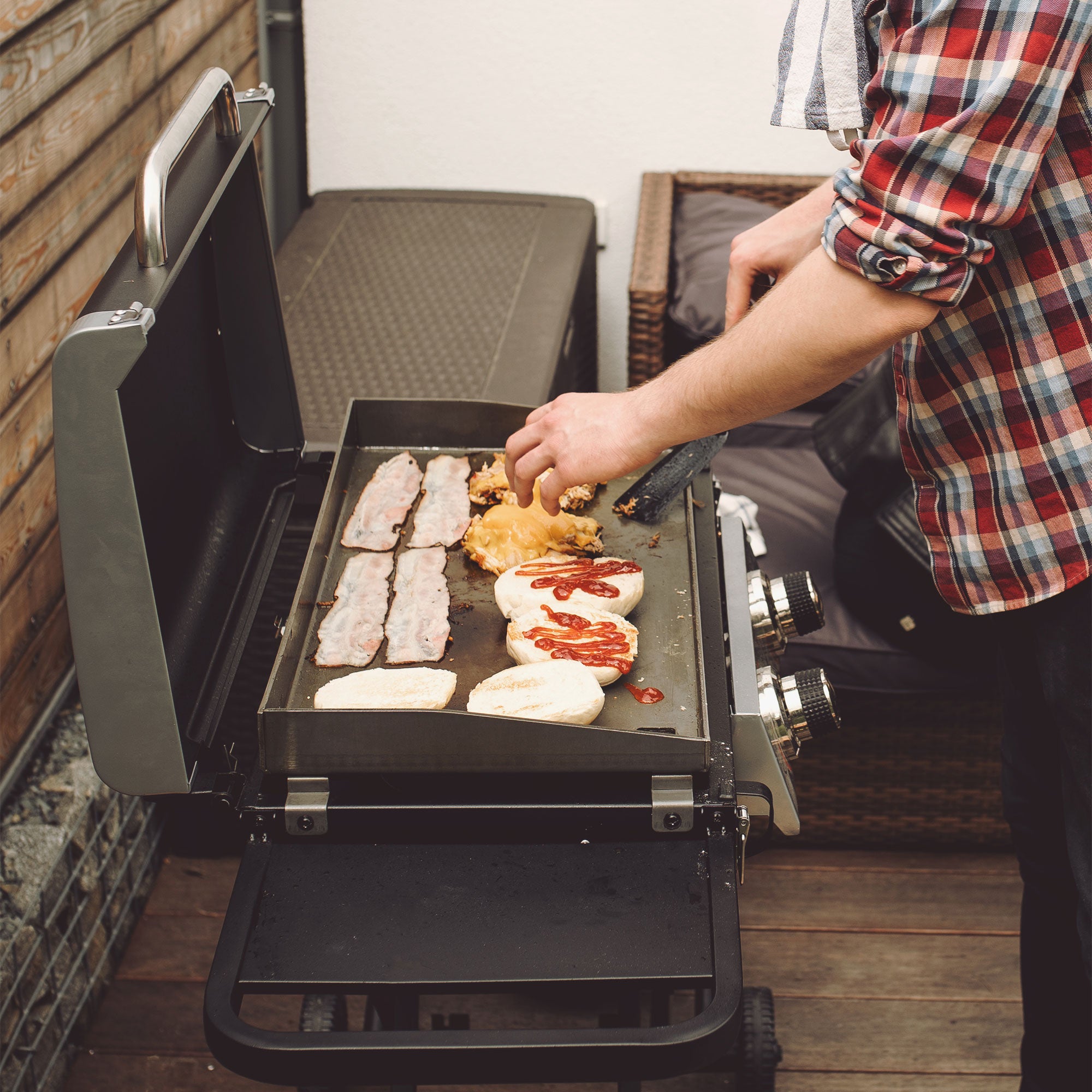 Razor Griddle 25 Inch 2 Burner LP Propane Gas w/ Folding Shelf, Steel (Used) - VMInnovations