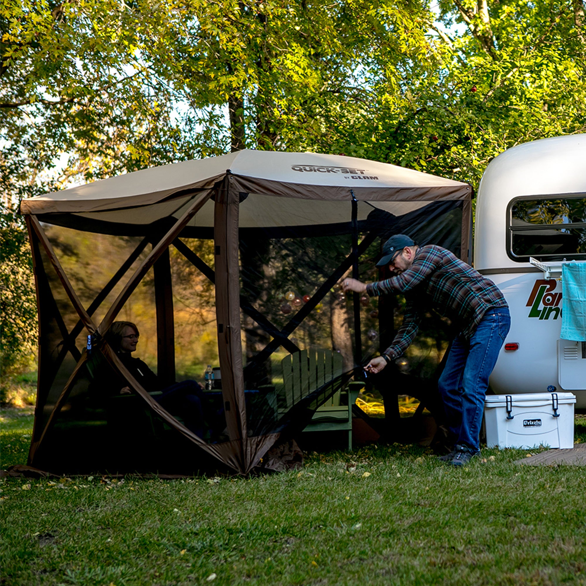 CLAM Portable Canopy Pop Up Tent w/ Mesh Netting, Green/Black (Used) - VMInnovations