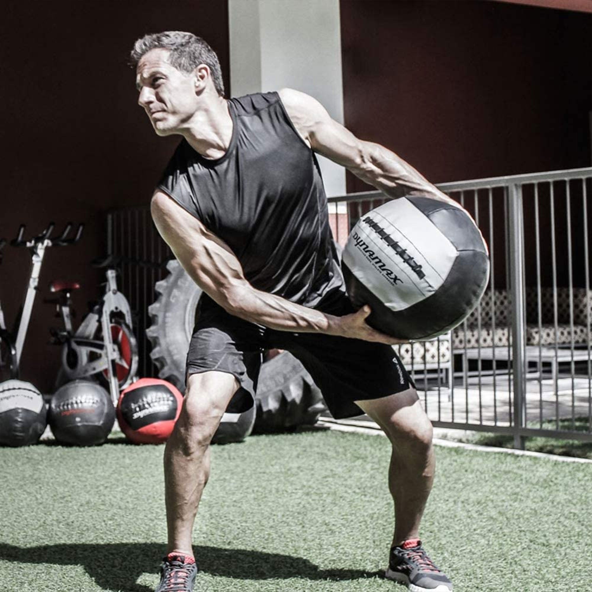Dynamax Accelerator I 8 Pound 4 Inch Diameter Fitness Medicine Ball, Black/Gray