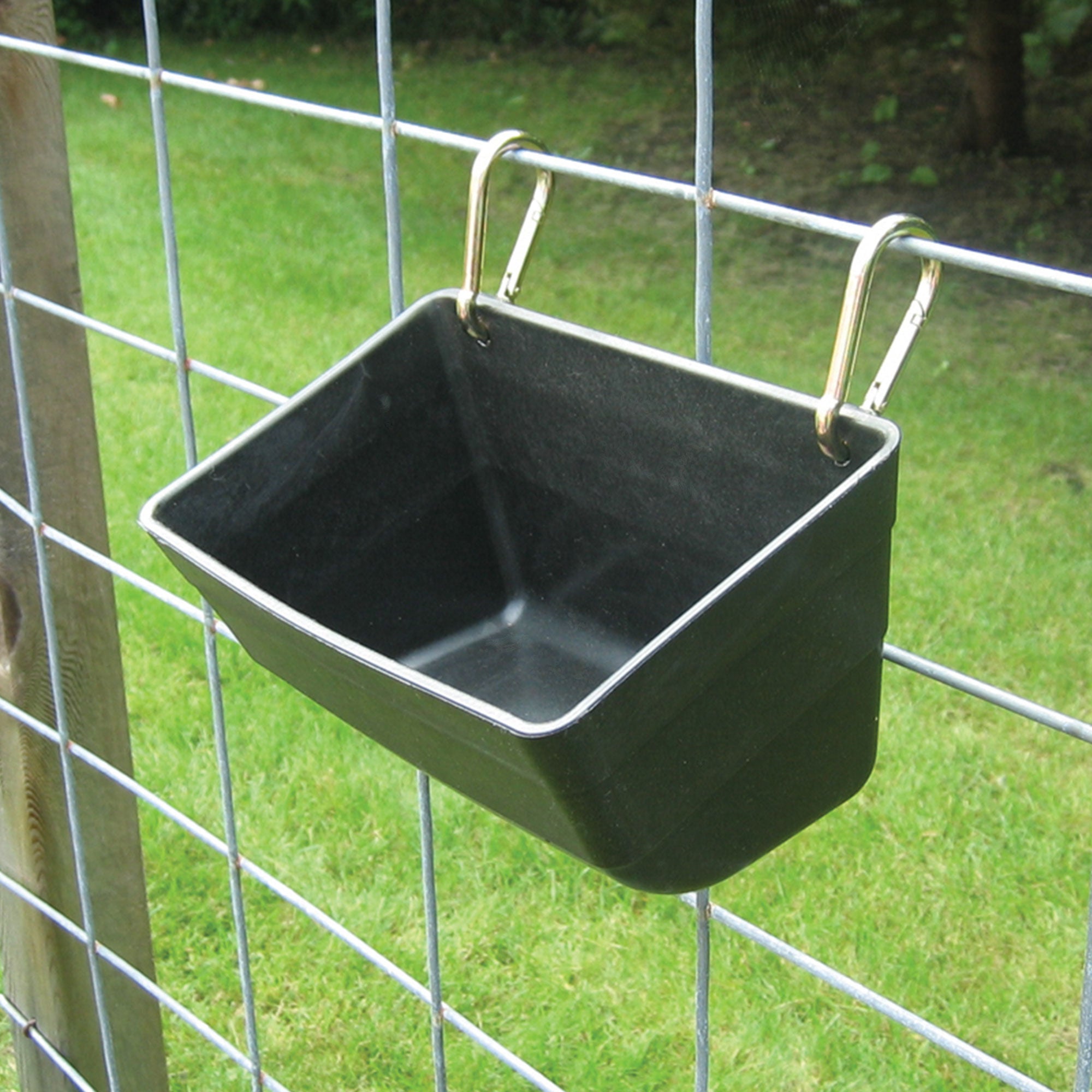 Little Giant FF11RED 4.5 Quart Feed Trough Bucket Fence Feeder, Black (Open Box)