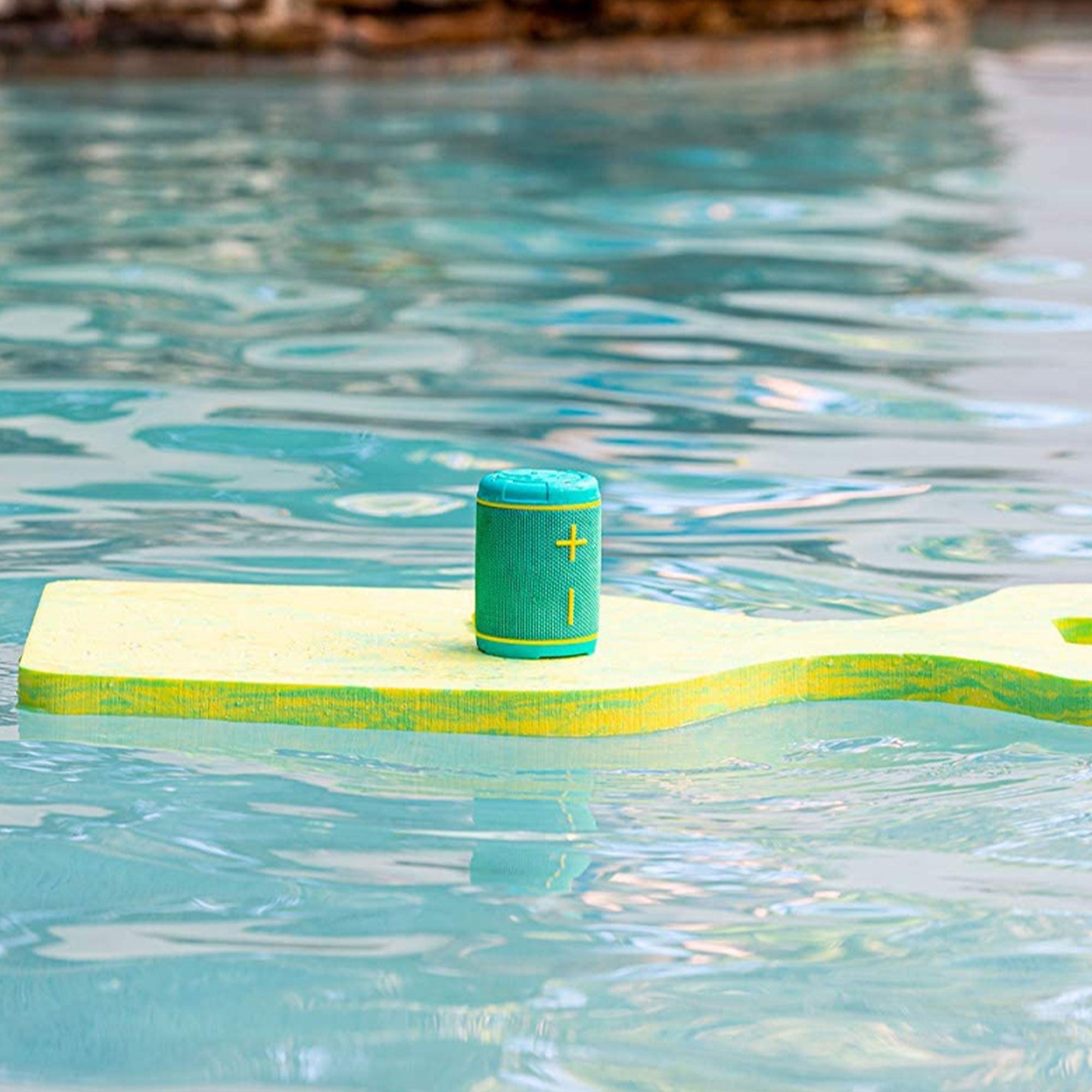 Aqua Lily Pad 14' Maui Floating Island w/ Floating Waterproof Bluetooth Speaker
