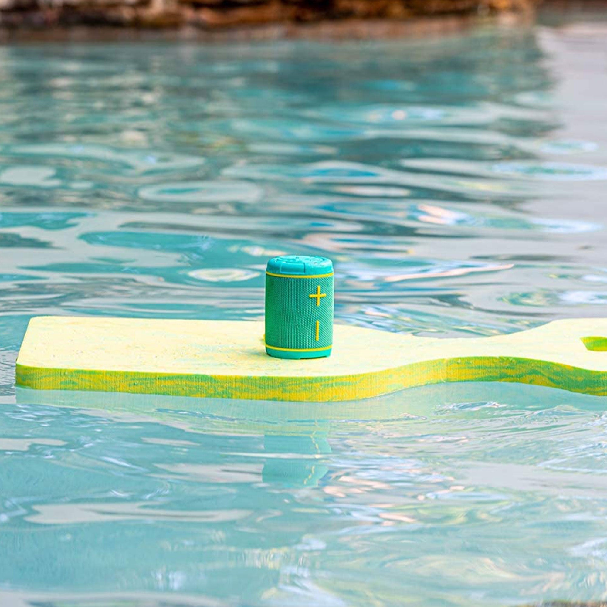 Aqua Lily Pad 20' Maui Floating Island w/ Floating Waterproof Bluetooth Speaker - VMInnovations