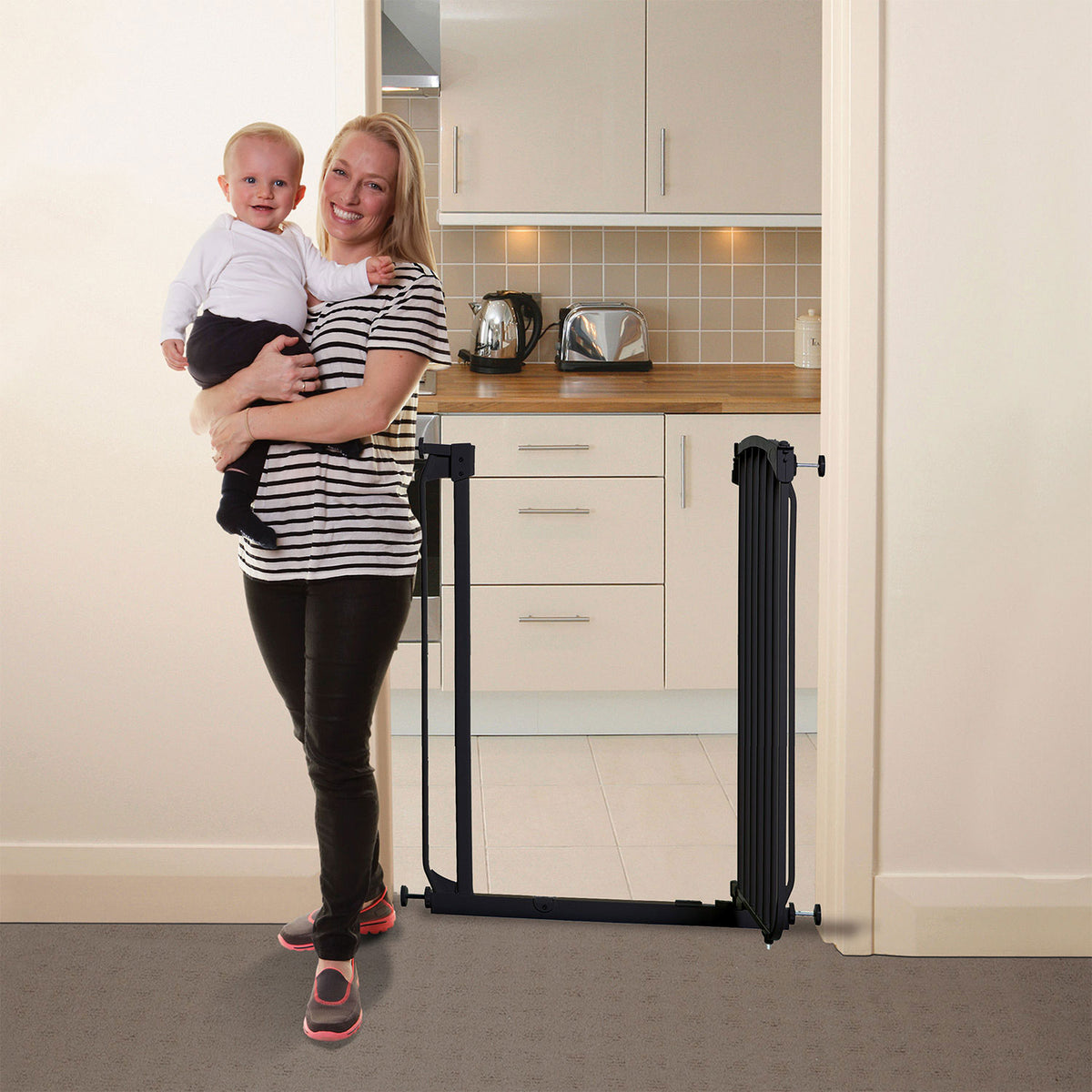 Dreambaby L782B Chelsea 28 to 42.5 Inch Auto-Close Baby Pet Safety Gate, Black - VMInnovations