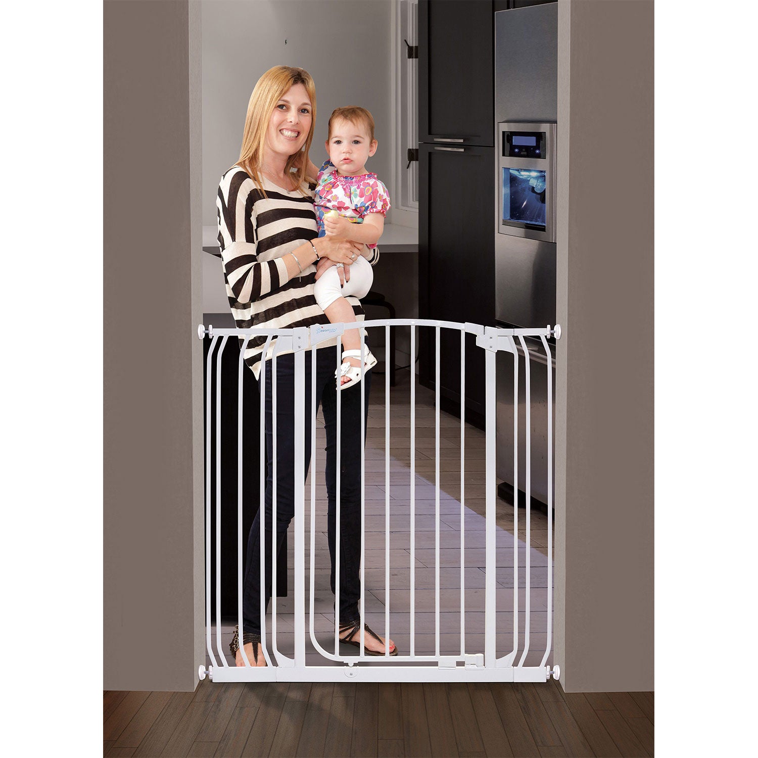 Dreambaby L782W Chelsea 28 to 42.5 Inch Auto-Close Baby Pet Safety Gate, White