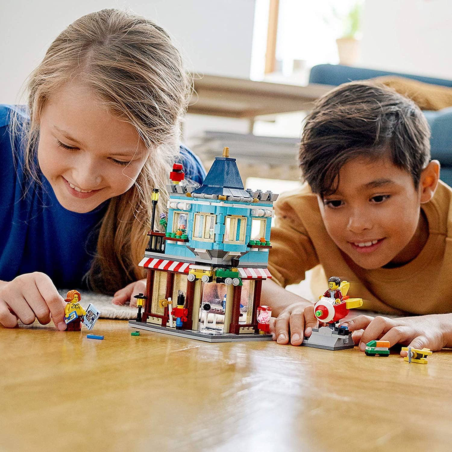 LEGO Creator 6288732 3 in 1 Townhouse Toy Store 544 Piece Kit with 2 Minifigures