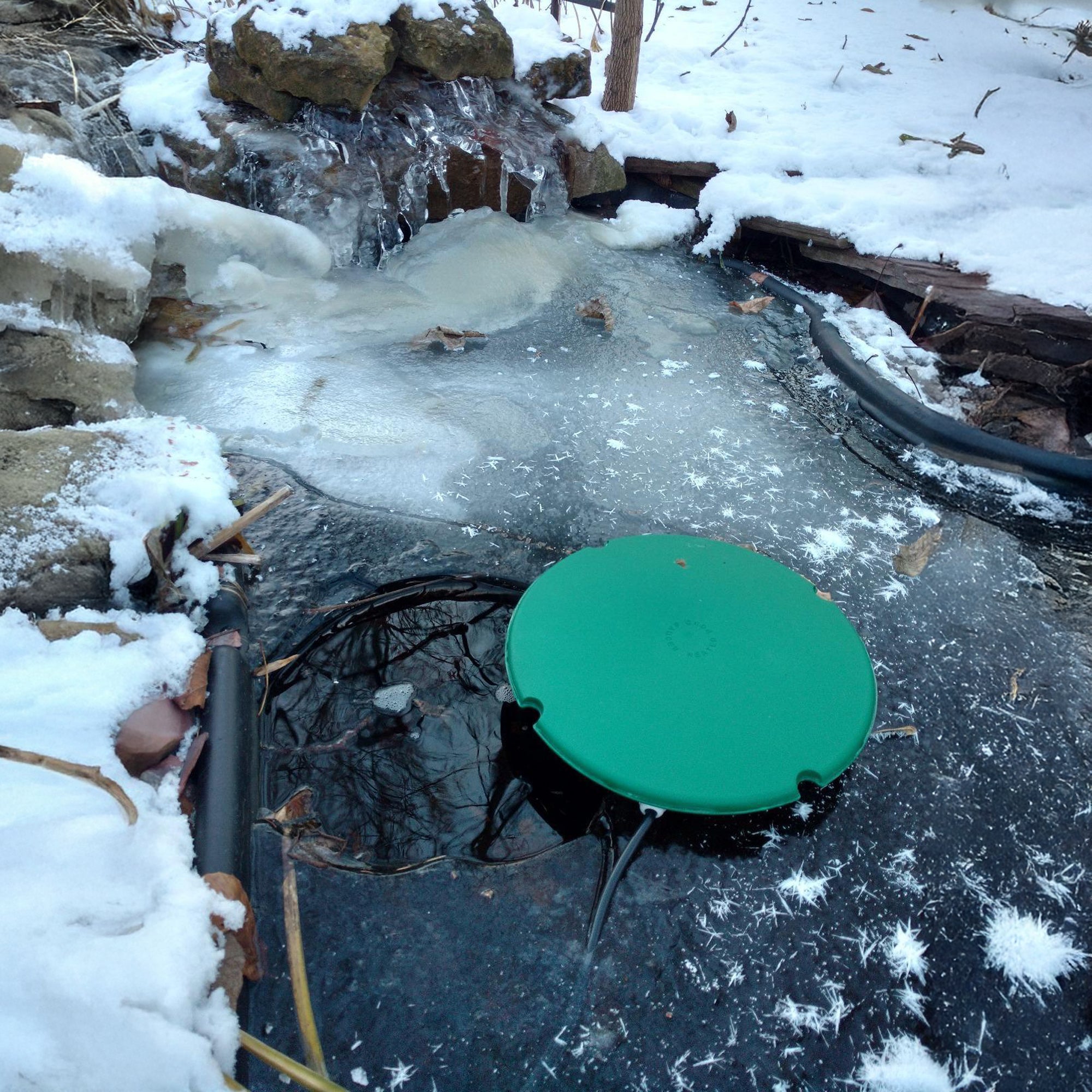 Farm Innovators PS-200 Cast Aluminum 200 Watt All Pond Floating De-Icer Heater - VMInnovations