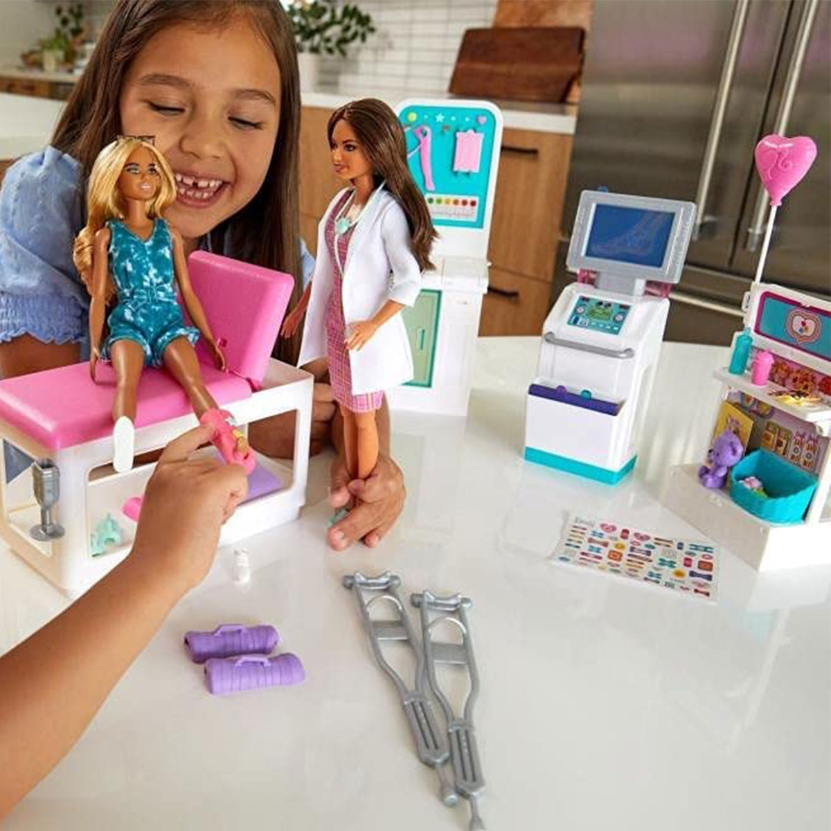 Barbie Fast Cast Clinic set w/ Brunette Barbie Doctor Doll, 4 Play Areas (Used)