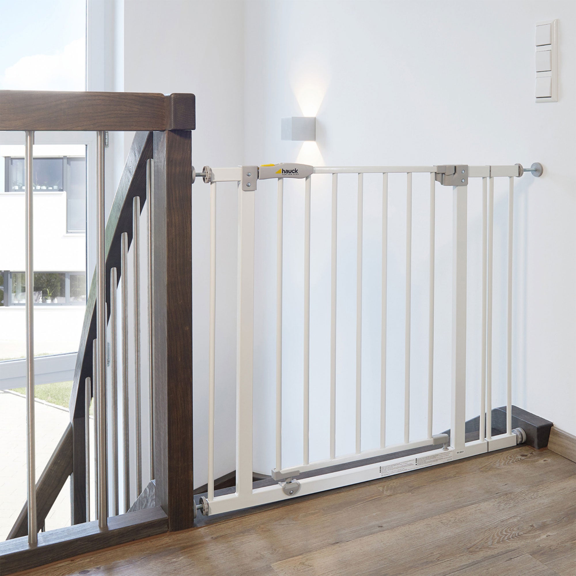 hauck Open N Stop Pressure Mounted Safety Gate with 8" Extension, White (Used) - VMInnovations