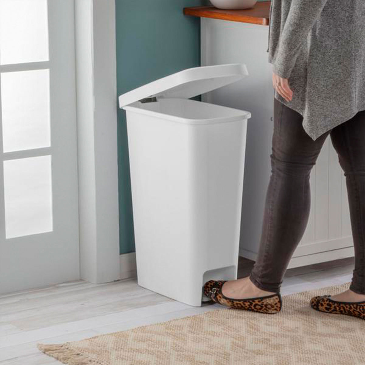 Sterilite 11 Gal. Slim Handsfree Portable Wastebasket Trash Can, White (16 Pack)