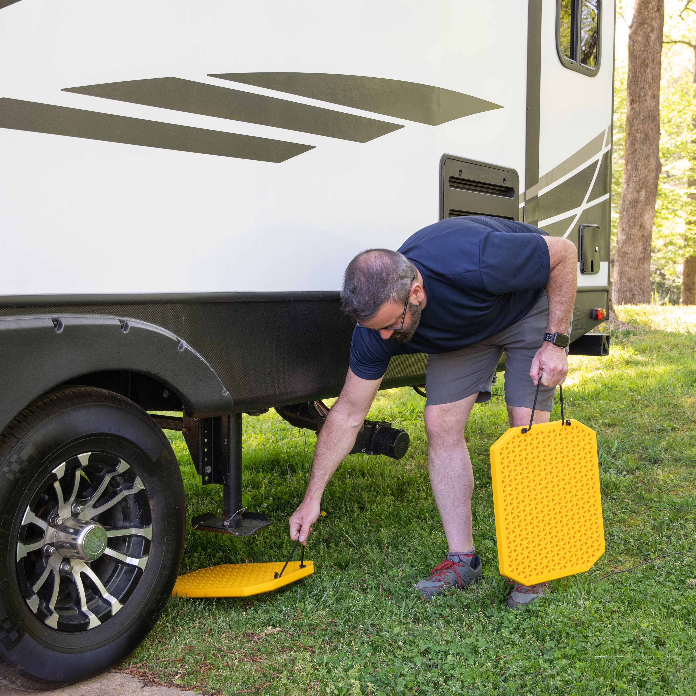Camco Extra-Large RV Hydraulic Stabilizer Jack Pads with Rope Handles (Set of 2) - VMInnovations