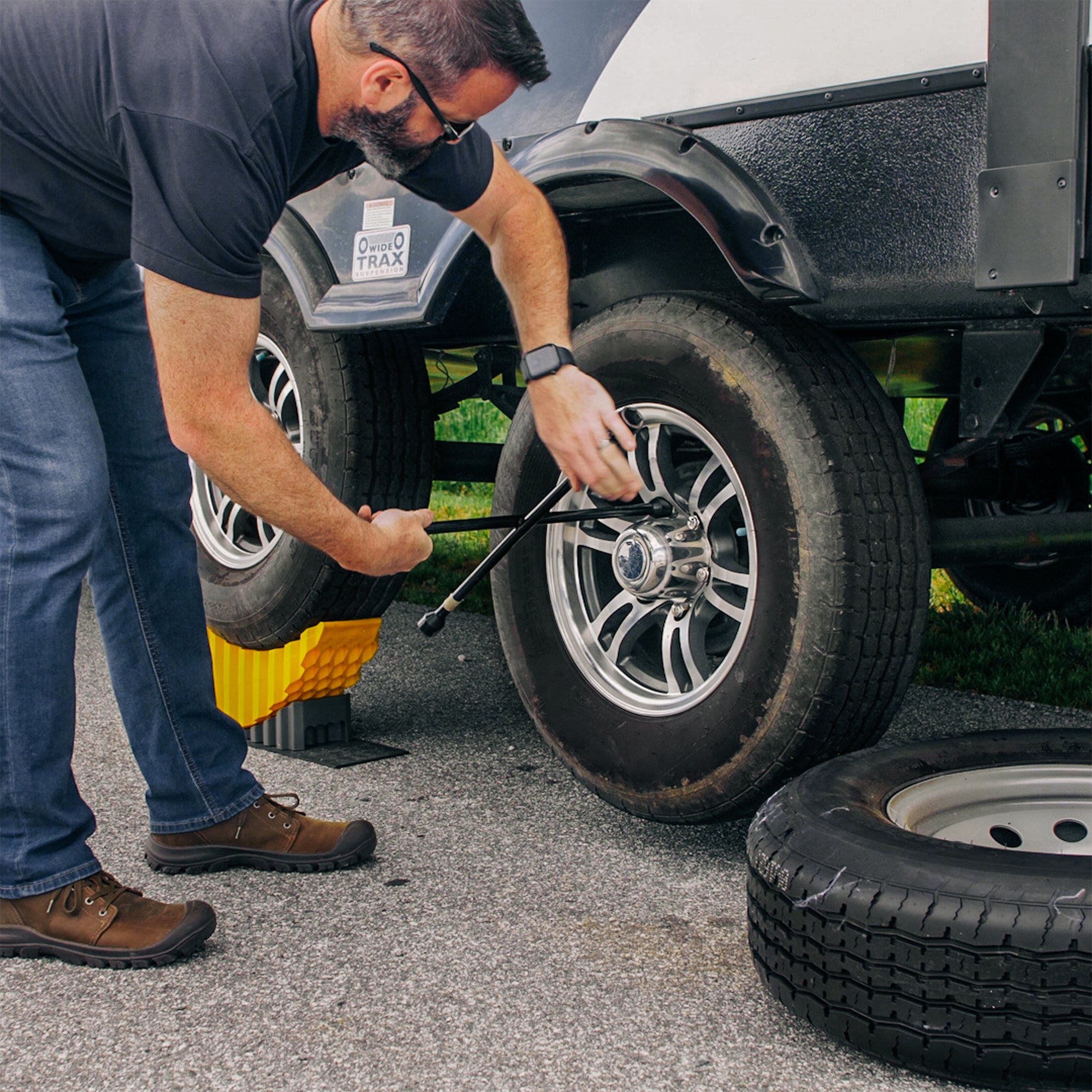 Camco Curved Trailer Aid with Chock & Pad, 6.5" Lift for Tandem Trailer, Yellow - VMInnovations