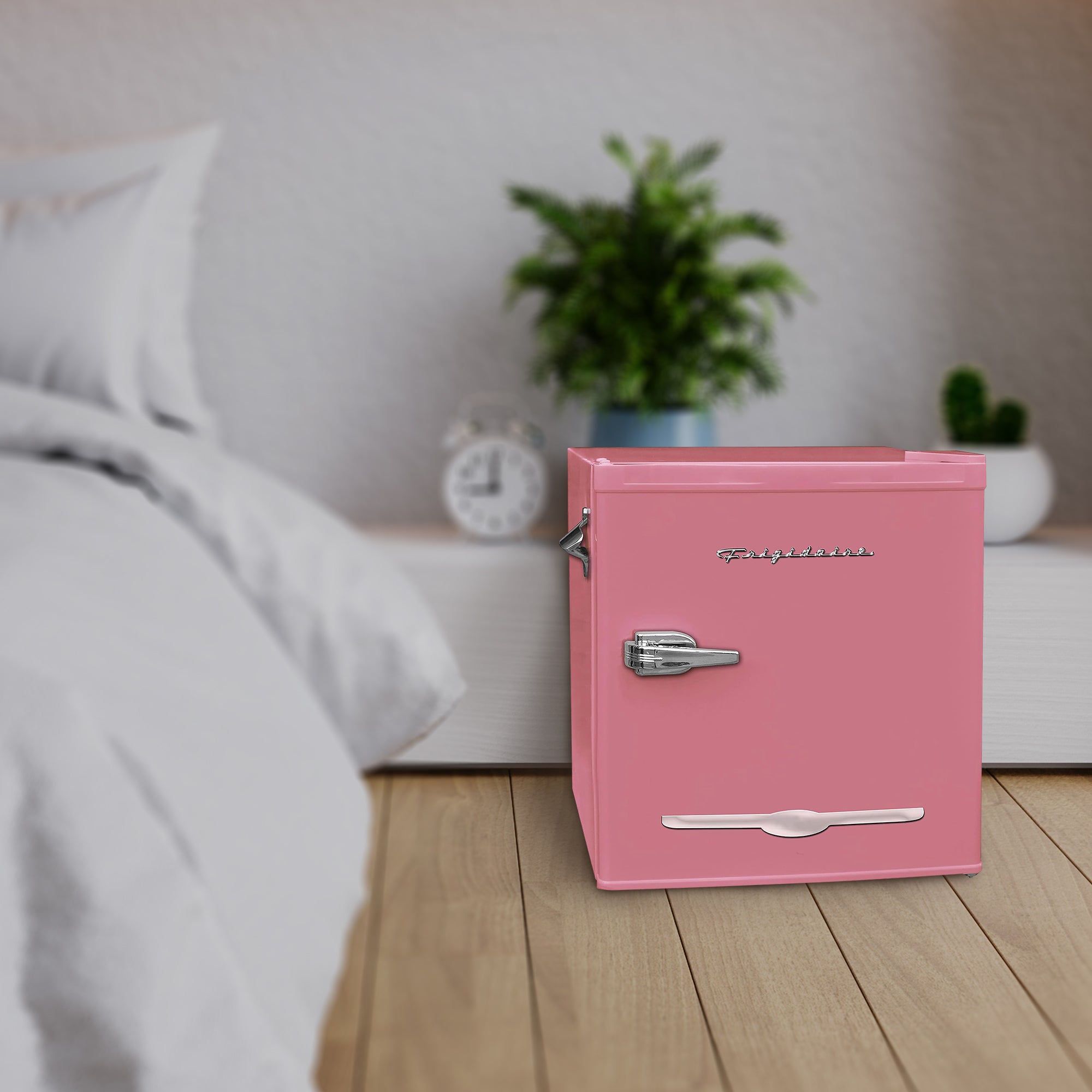 Frigidaire 1.6 Cubic Foot Countertop Retro Mini Fridge with Freezer, Pink (Used) - VMInnovations