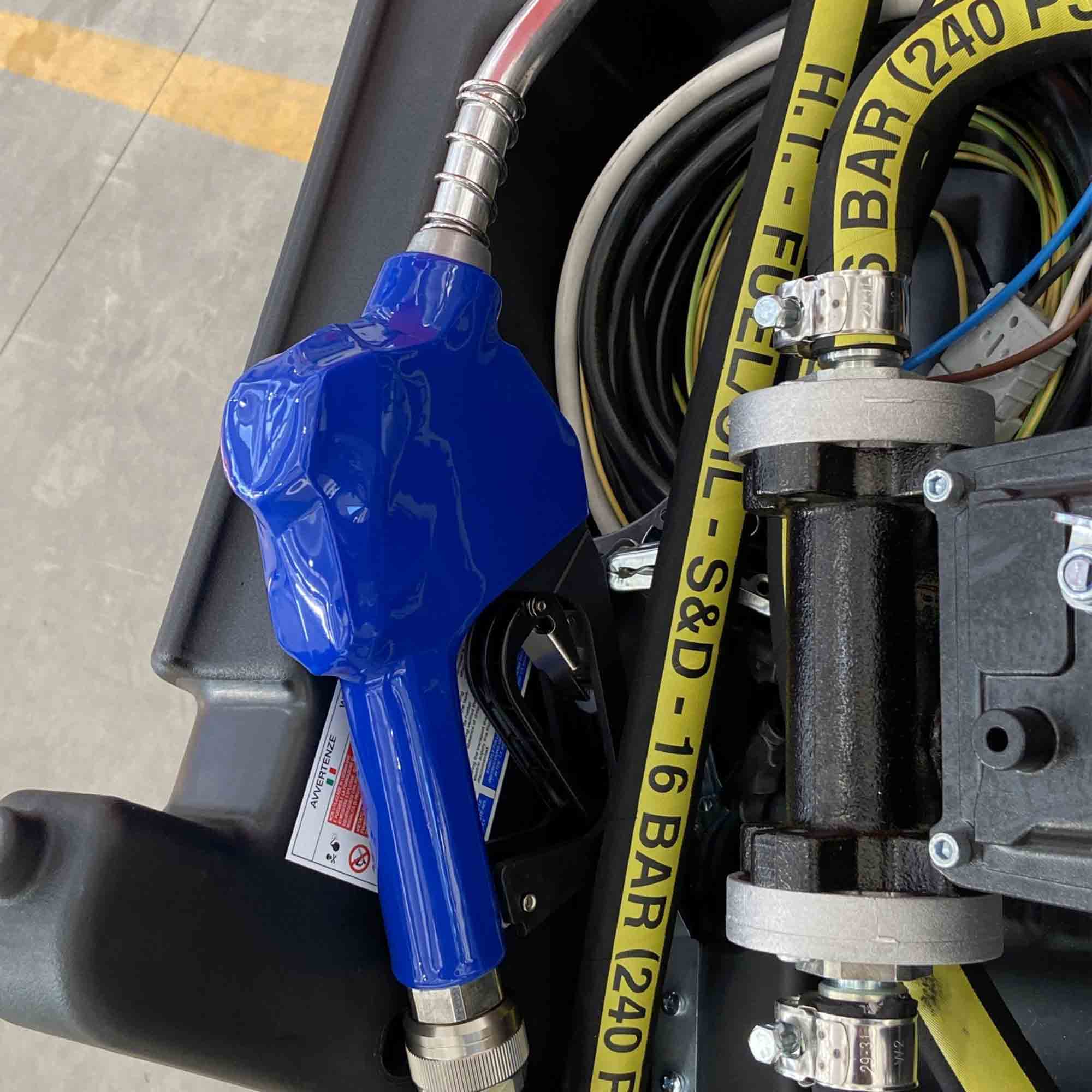 AM-TANK 58 Gal Gasoline & Diesel Fuel Tank w/12 Volt Pump & Covering Lid (Used) - VMInnovations
