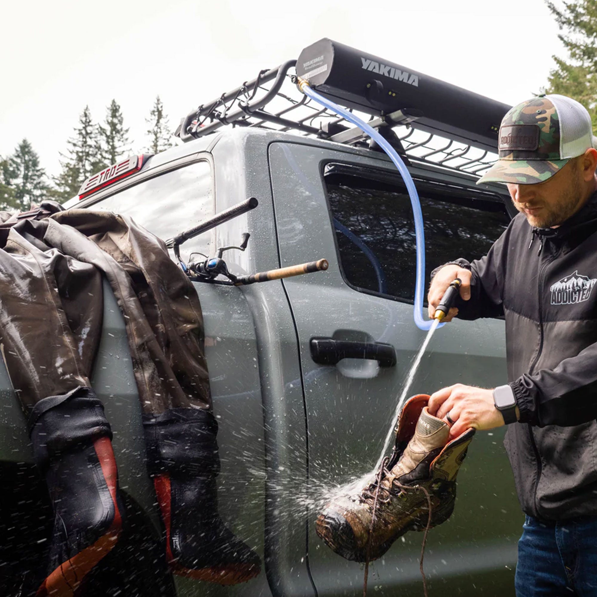 YAKIMA RoadShower 10 Gal Portable Pressurized Water Storage, Black (Open Box) - VMInnovations