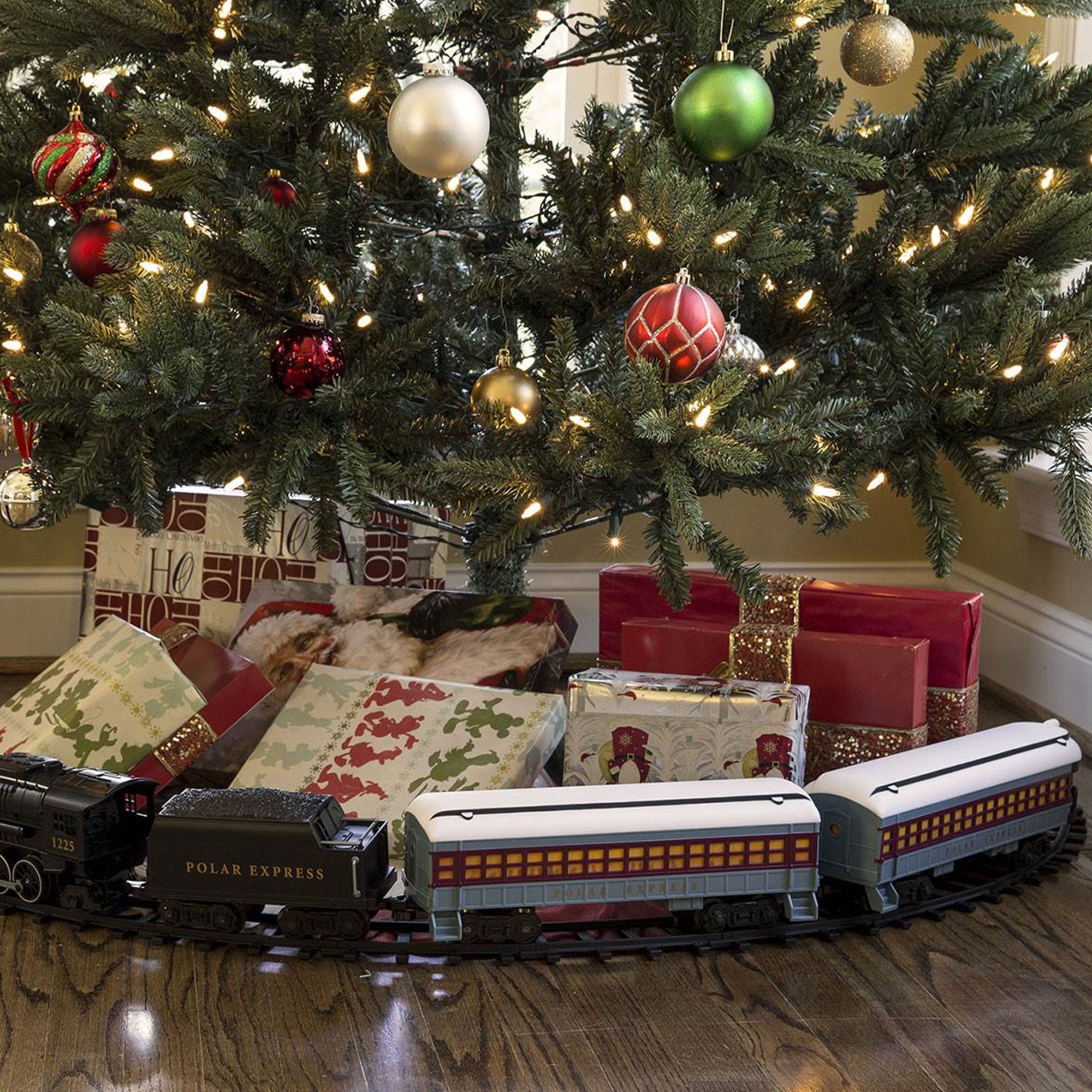 Lionel Trains 12 Pc Train Tracks & The Polar Express Battery Powered Train Set