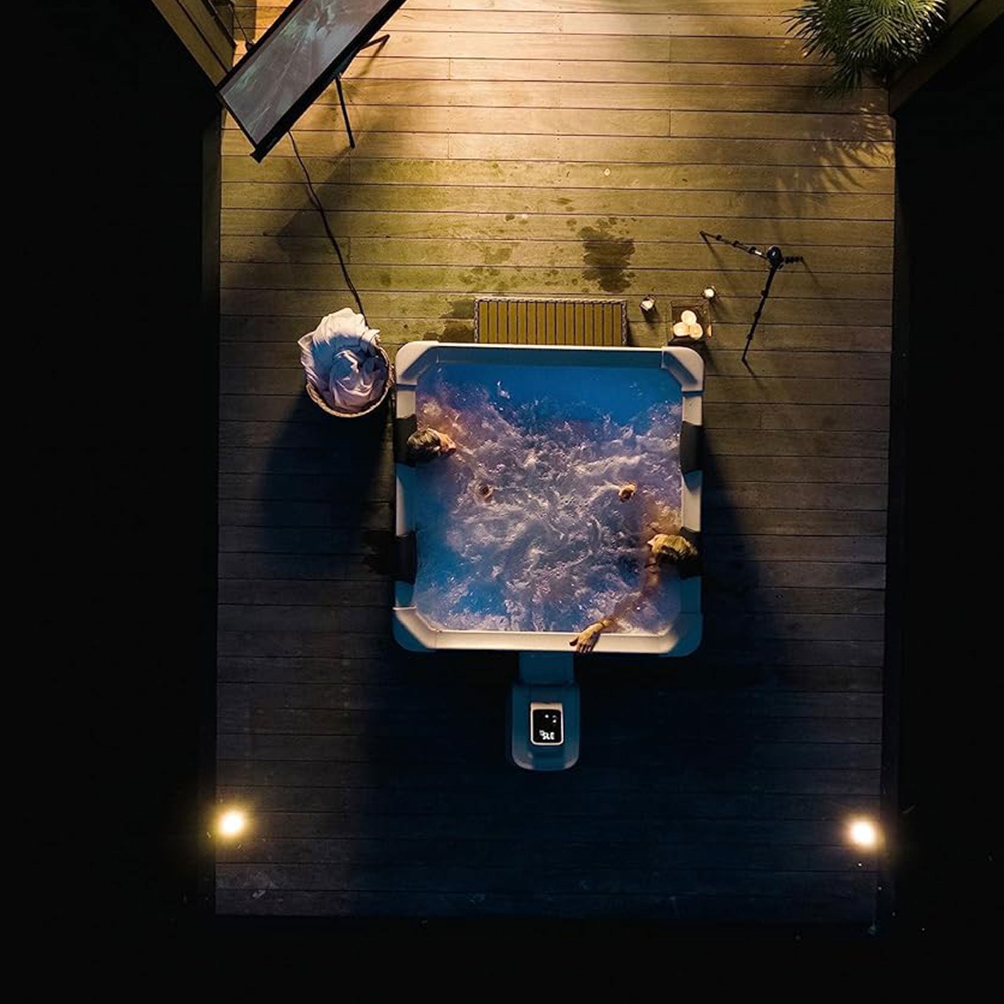 MSpa Oslo 6 Person Squared Hot Tub w/Hydro Massage Jets Plus & LED Strip (Used) - VMInnovations