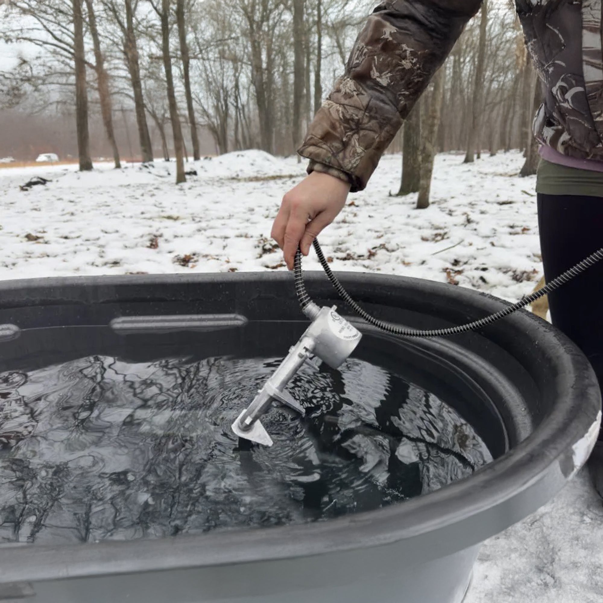 Farm Innovators Ice Chaser Cast Aluminum Submergible Tank De-Icer with Protector - VMInnovations