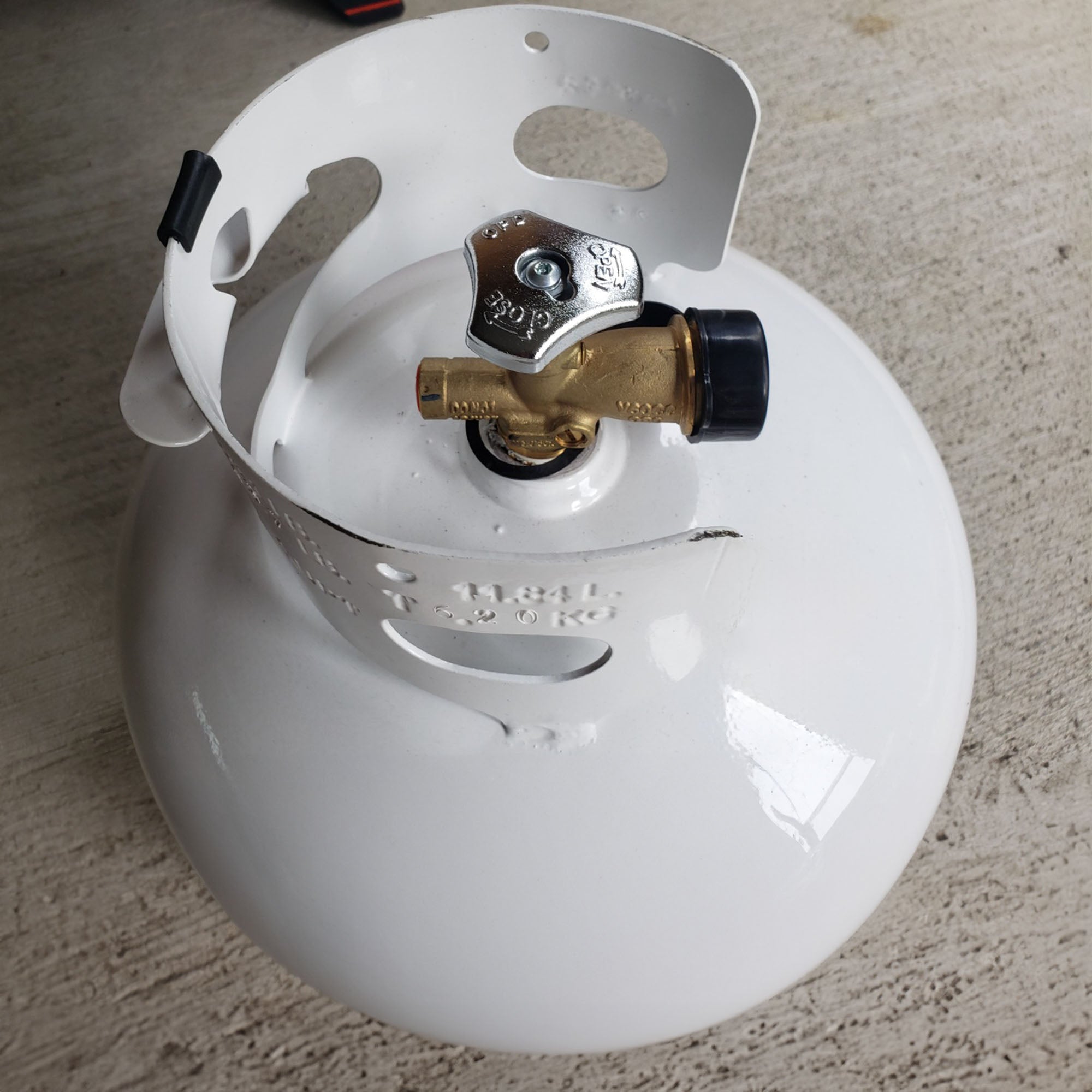 Manchester Tank 11 Pound Vertical Cylinder Propane Tank with Scalloped Footring - VMInnovations