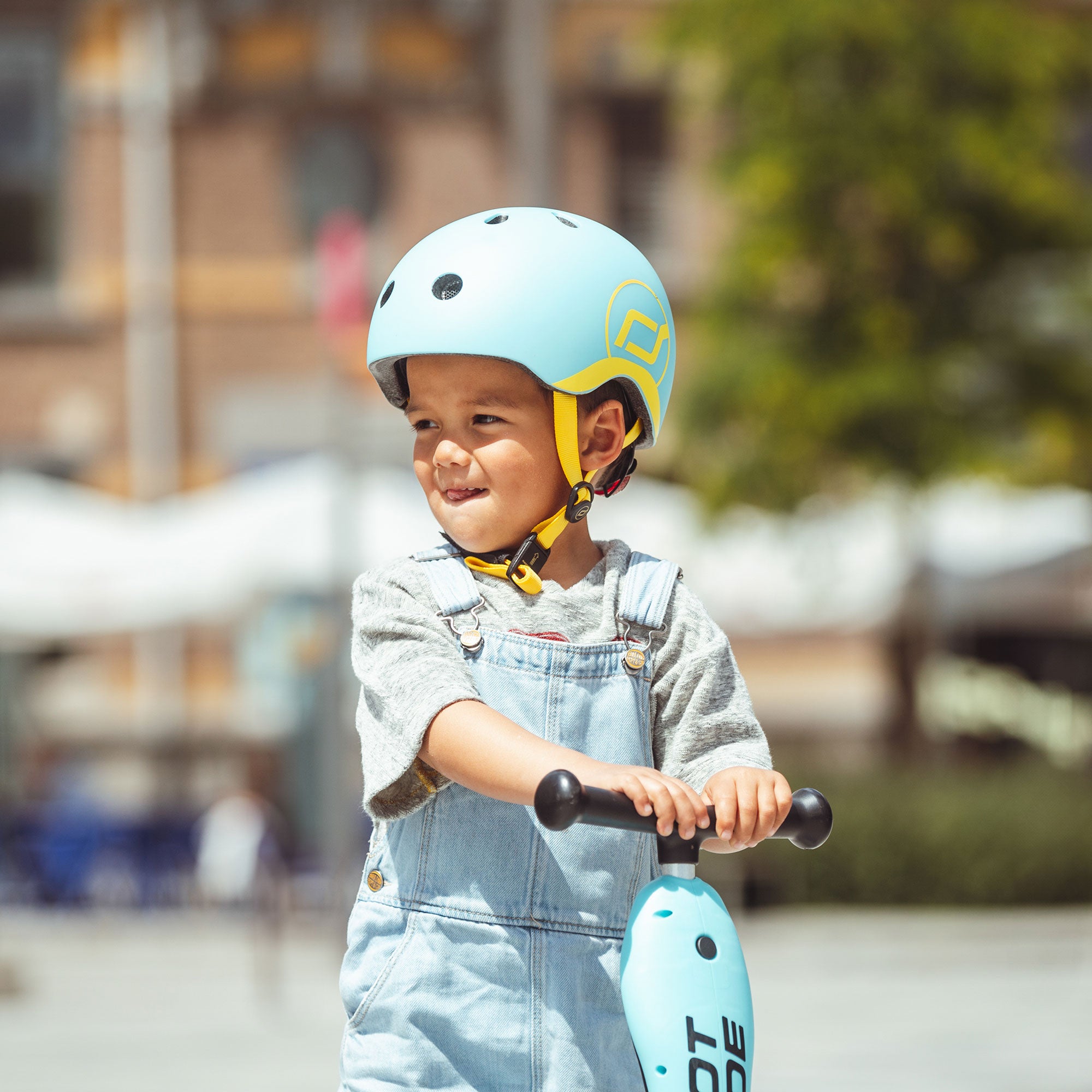 Scoot & Ride 2-in-1 Ride-On Scooter Highwaykick 1 and Kids Helmet XXS, Blueberry