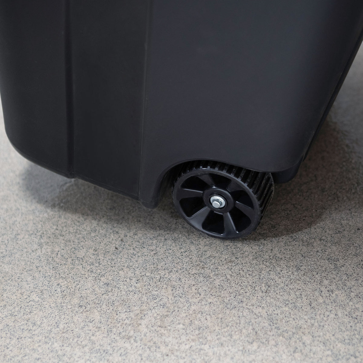 United Solutions 2 Pack Outdoor Trash Can w/Lid and Wheels, 32 Gal, Black (Used) - VMInnovations