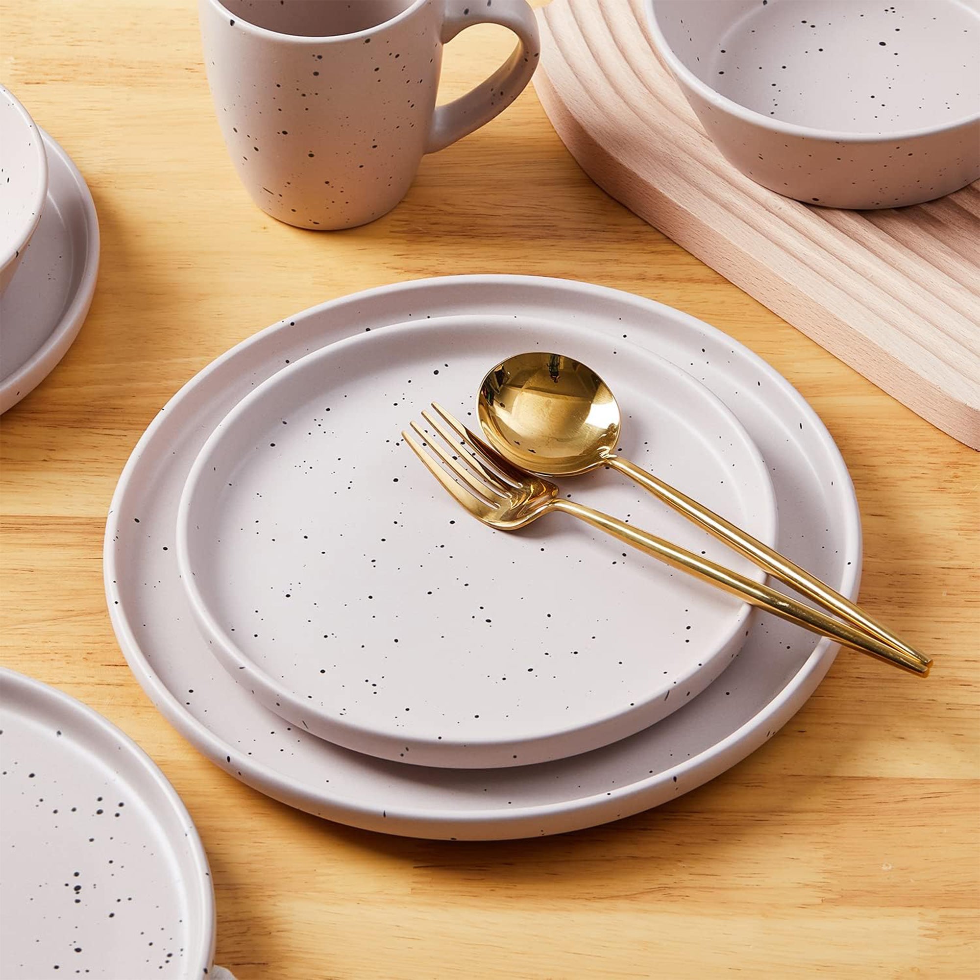 Stone Lain Jade Stoneware 16 Piece Dinnerware Set with Service for 4 (Open Box)