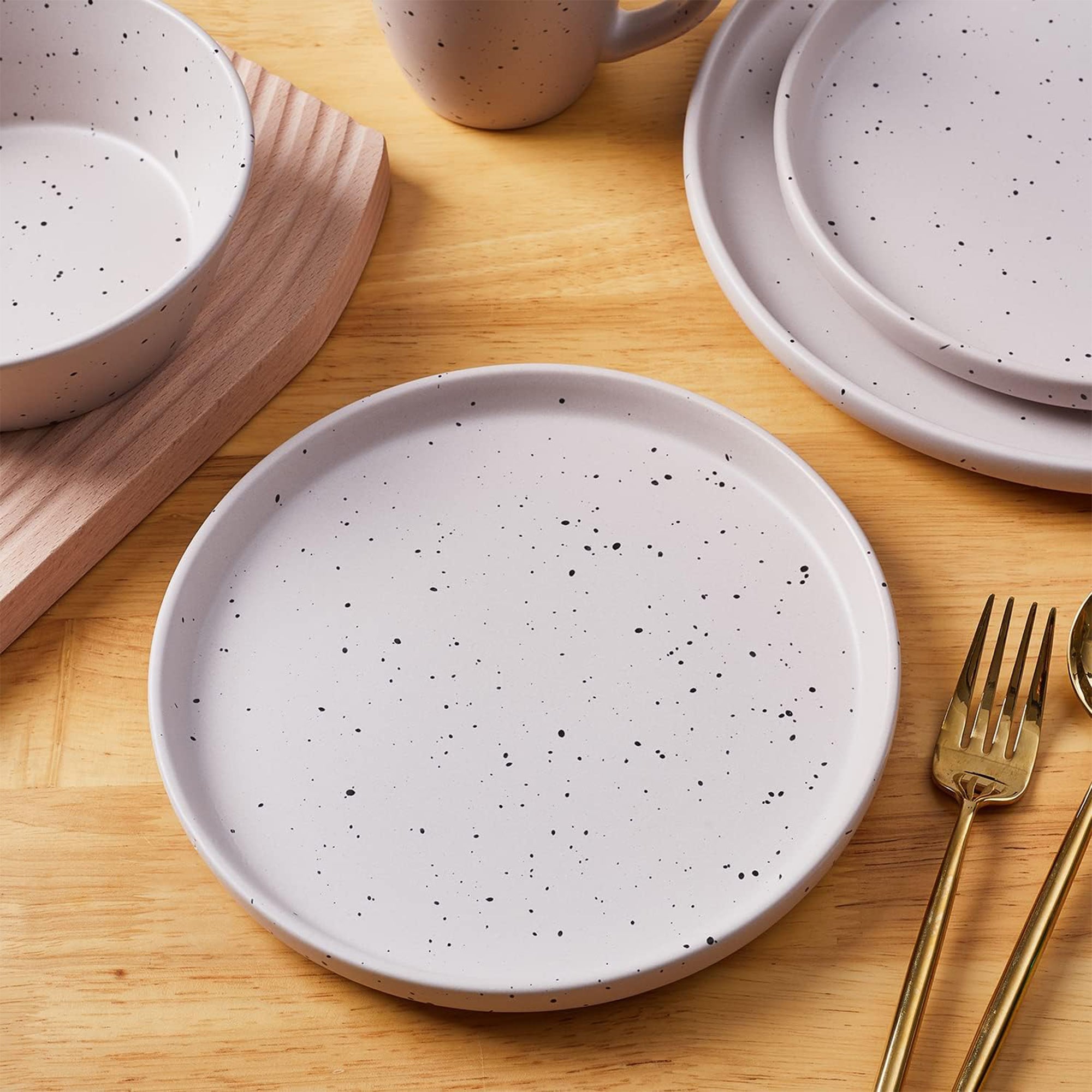 Stone Lain Jade Stoneware 16 Piece Dinnerware Set with Service for 4 (Open Box)