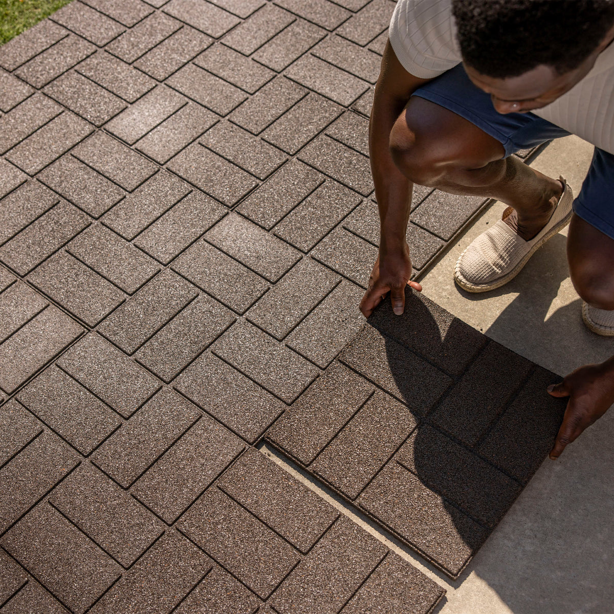 Tierra Verde 16" x 16" Brick Rubber Paver, Outdoor Floor Tiles, Brown (Open Box)