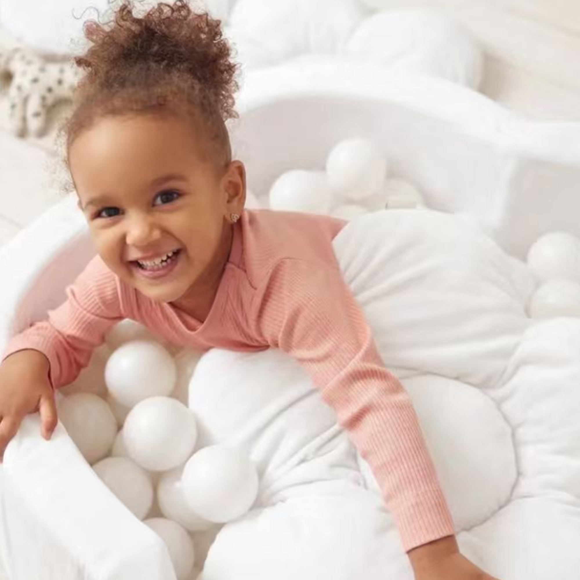KIDKII Flower Ball Pit Velvet Indoor Play Toy for Toddlers, 200 Balls, Creme - VMInnovations