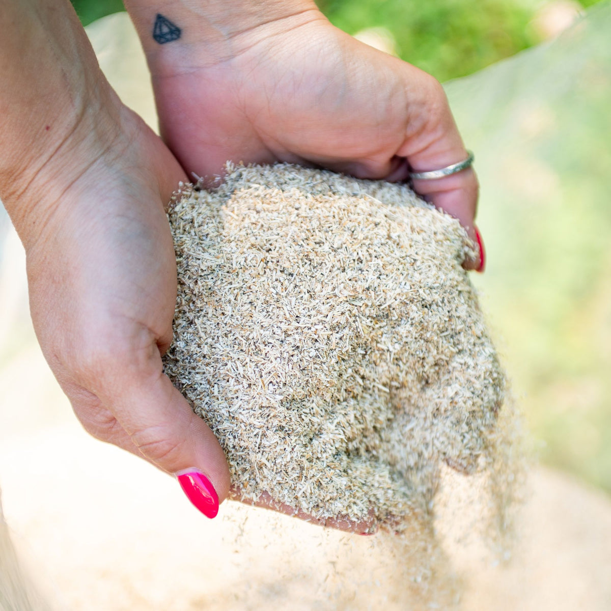 10 Lb Bag Hemp Cozy Coop Siftable Chicken Bedding for Coops (Open Box) - VMInnovations