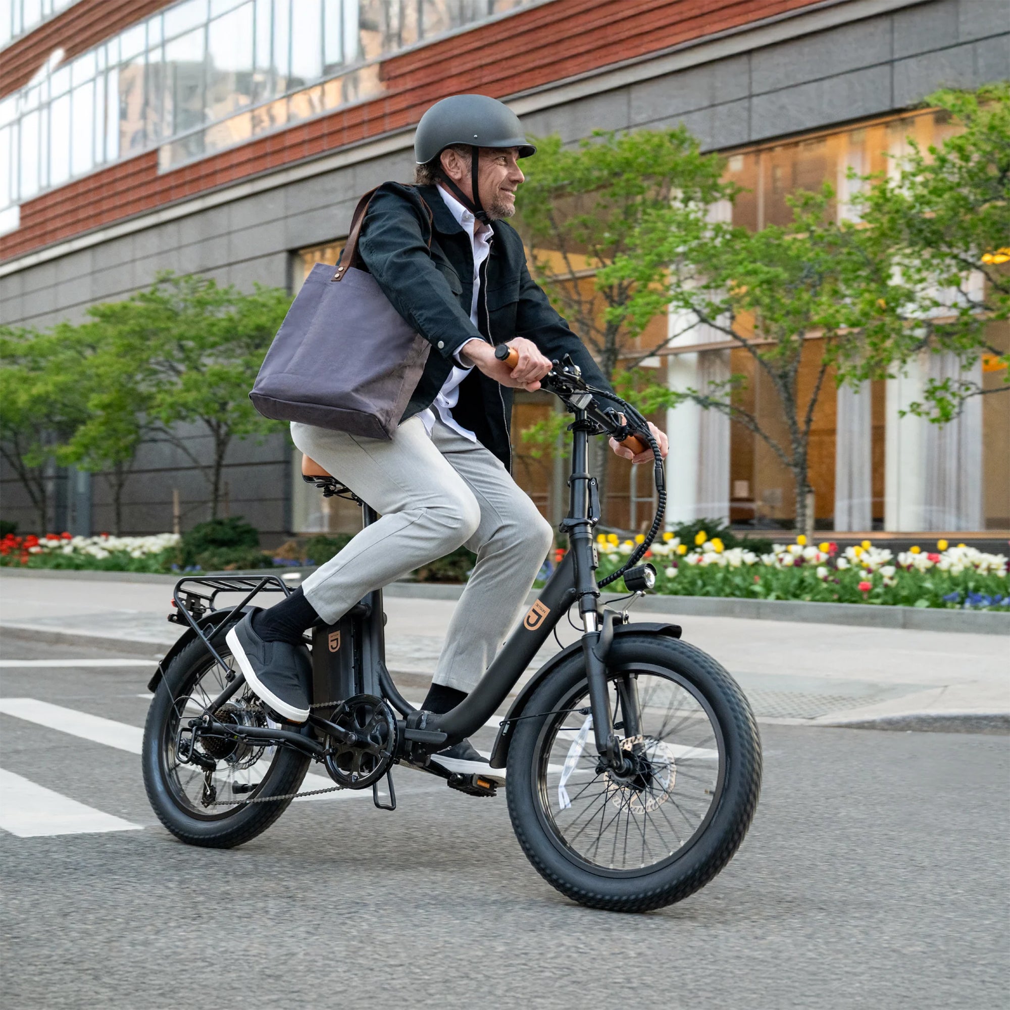Jetson Venture Foldable Electric Cruiser Bike with Twist Throttle, Black