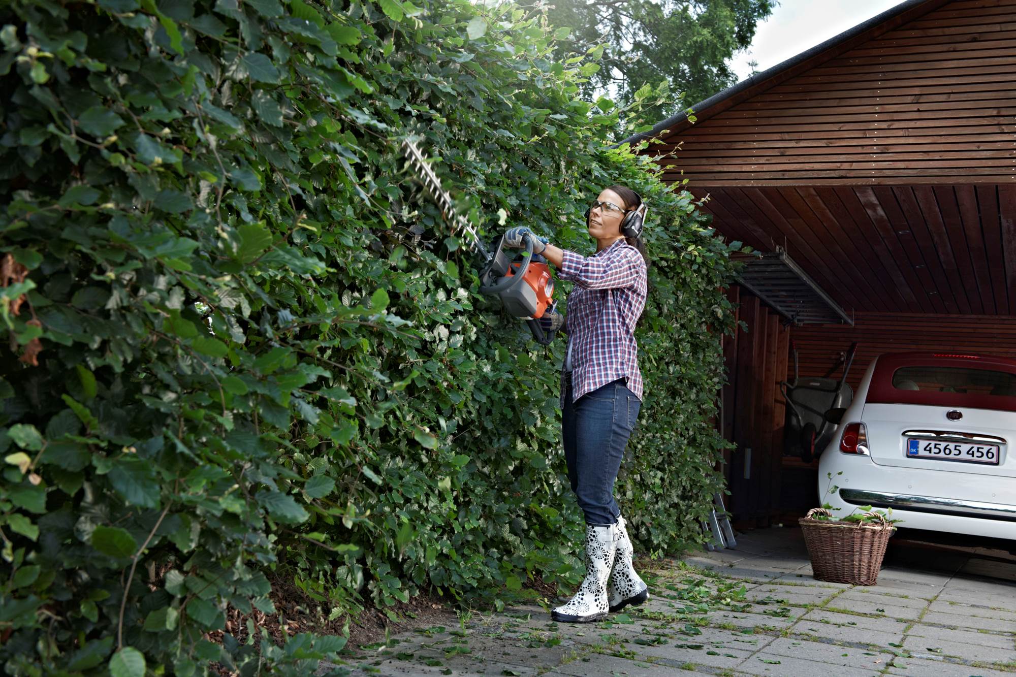 Husqvarna 122HD45 18" 22cc 2 Cycle Gas Powered Dual Hedge Saw Trimmer (Open Box)
