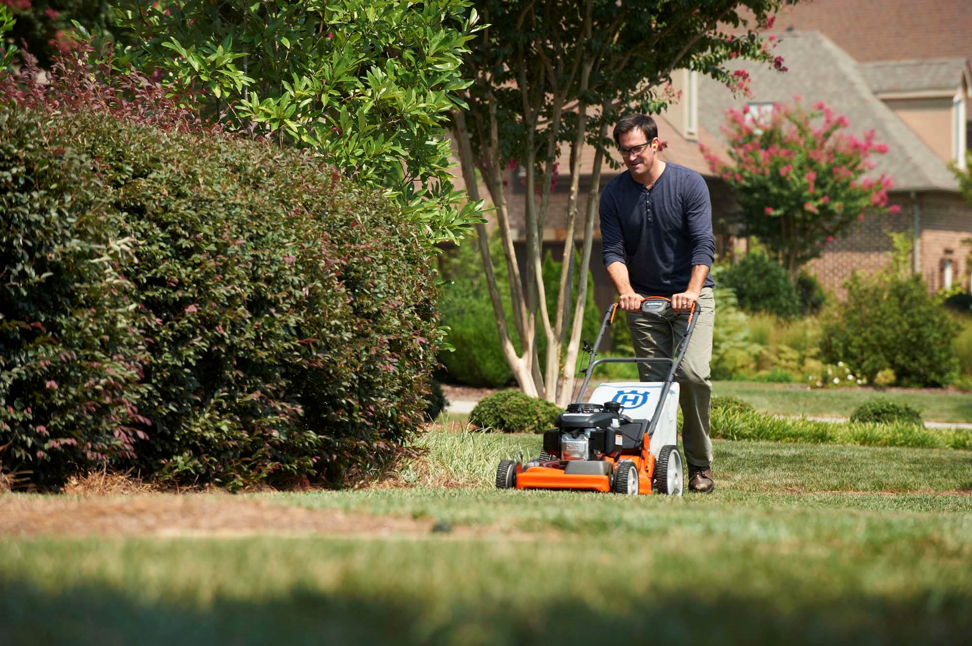 Husqvarna HU700HW 22" 173cc High Wheel Self Propelled Lawn Mower - Damaged