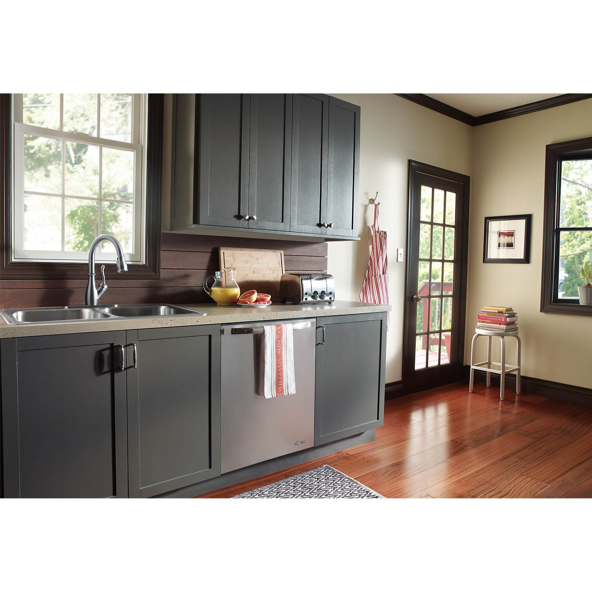 Delta Single Handle Pulldown Kitchen Sink Faucet, Arctic Stainless (Open Box)