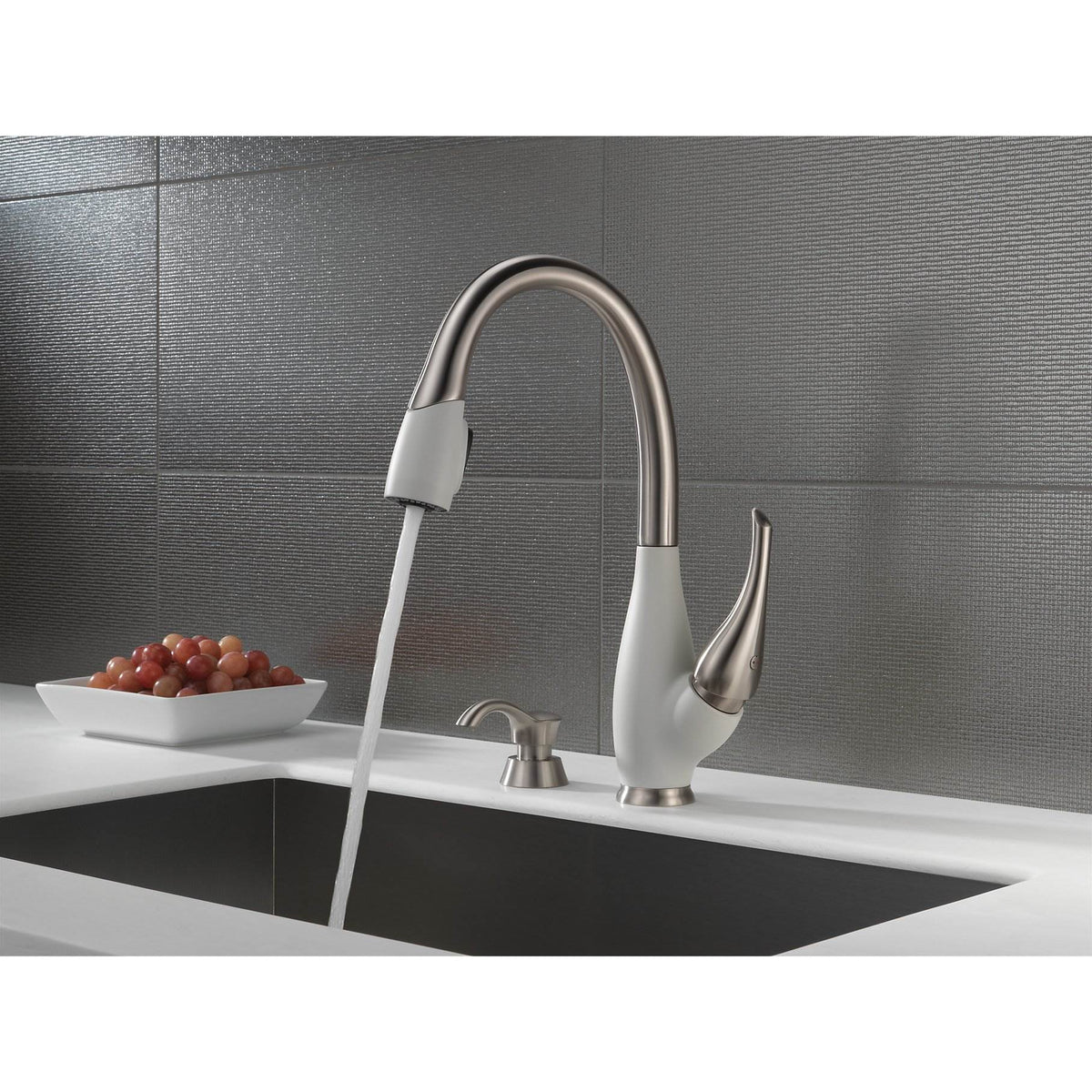 Delta Fuse Single Handle Pull-Down Kitchen Faucet, Stainless Steel (Open Box)