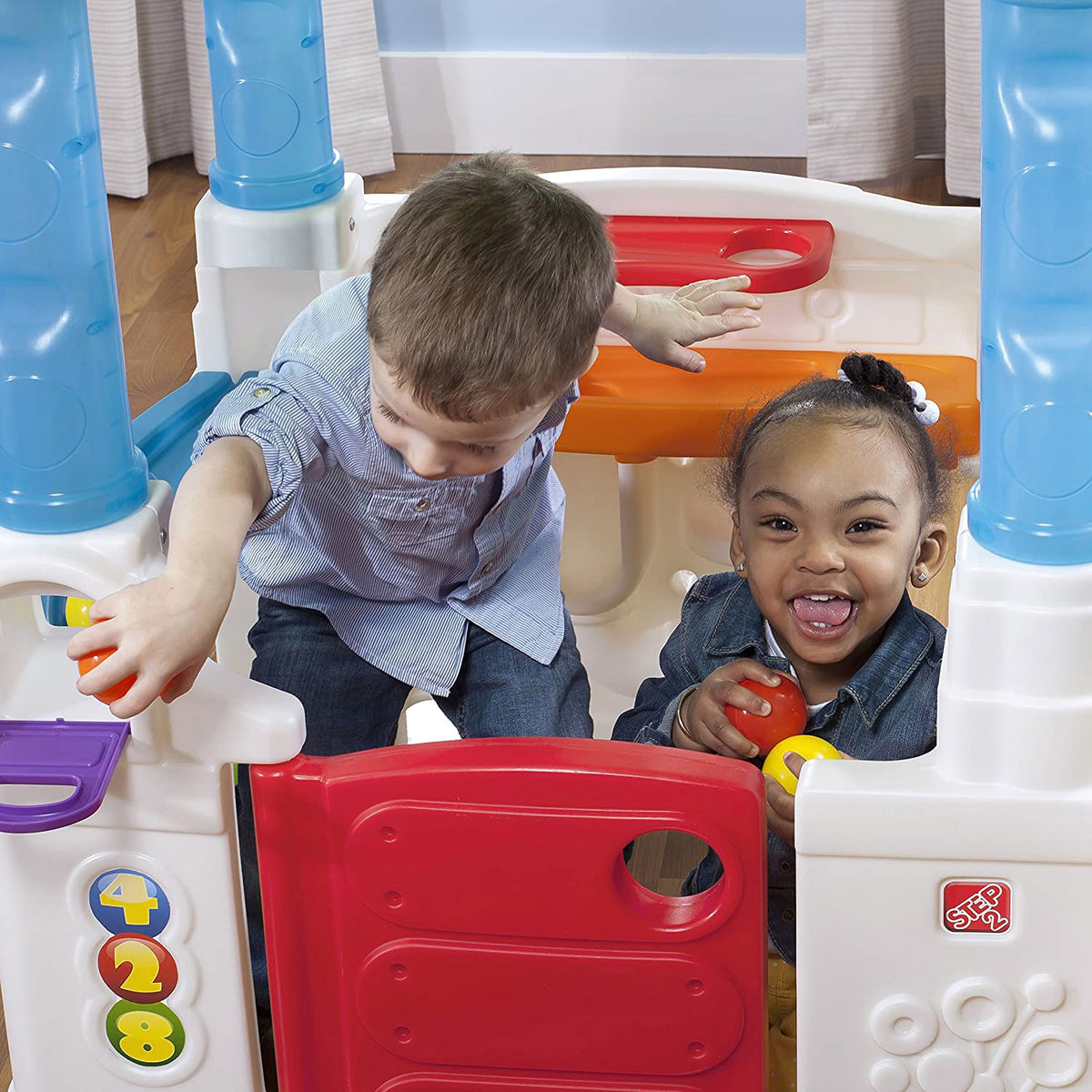 Step2 853900 Indoor Outdoor Wonderball Fun House with Ball Set and Pitchers