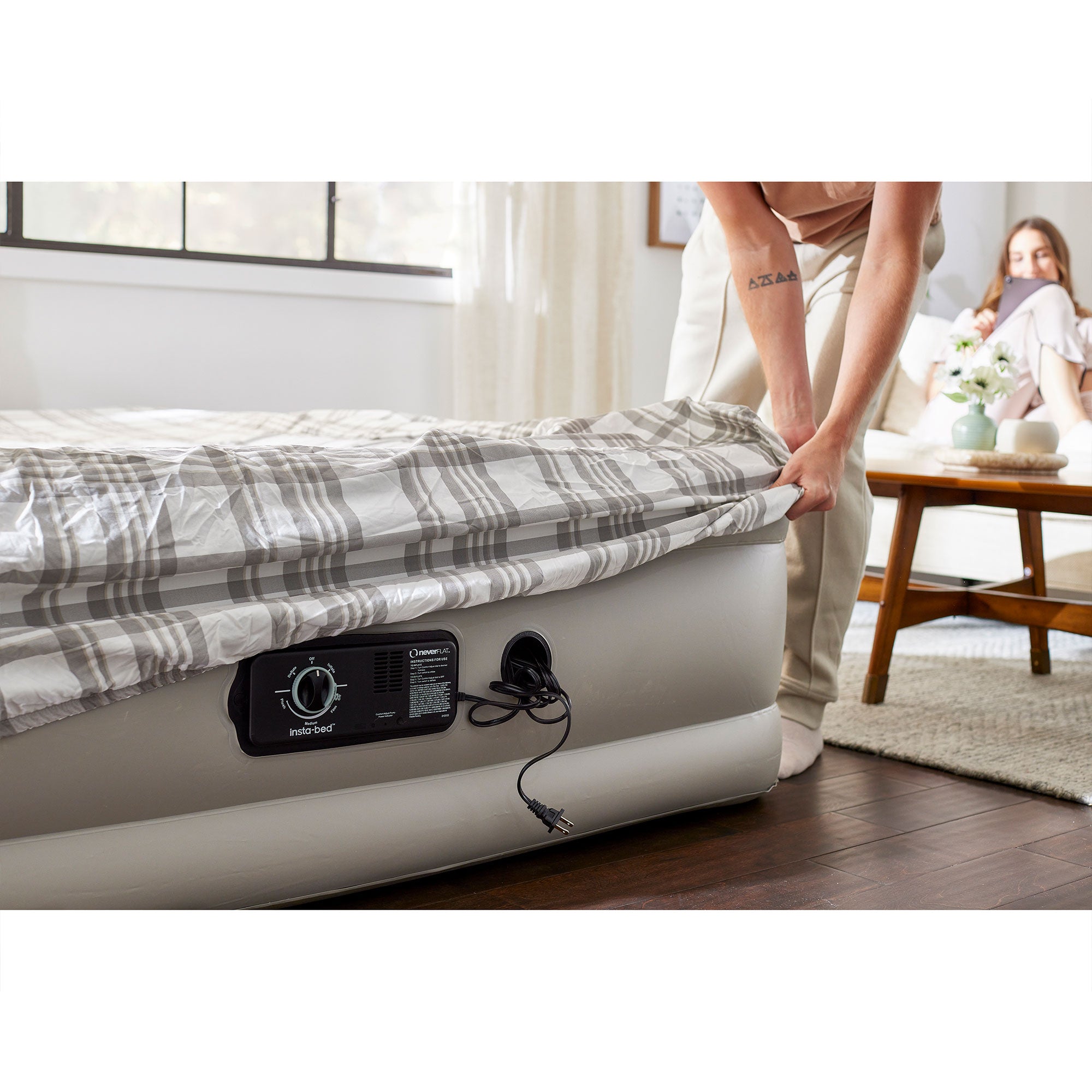Insta-Bed Raised 18" Queen Air Mattress w/ Built In Never Flat AC Pump (Used)