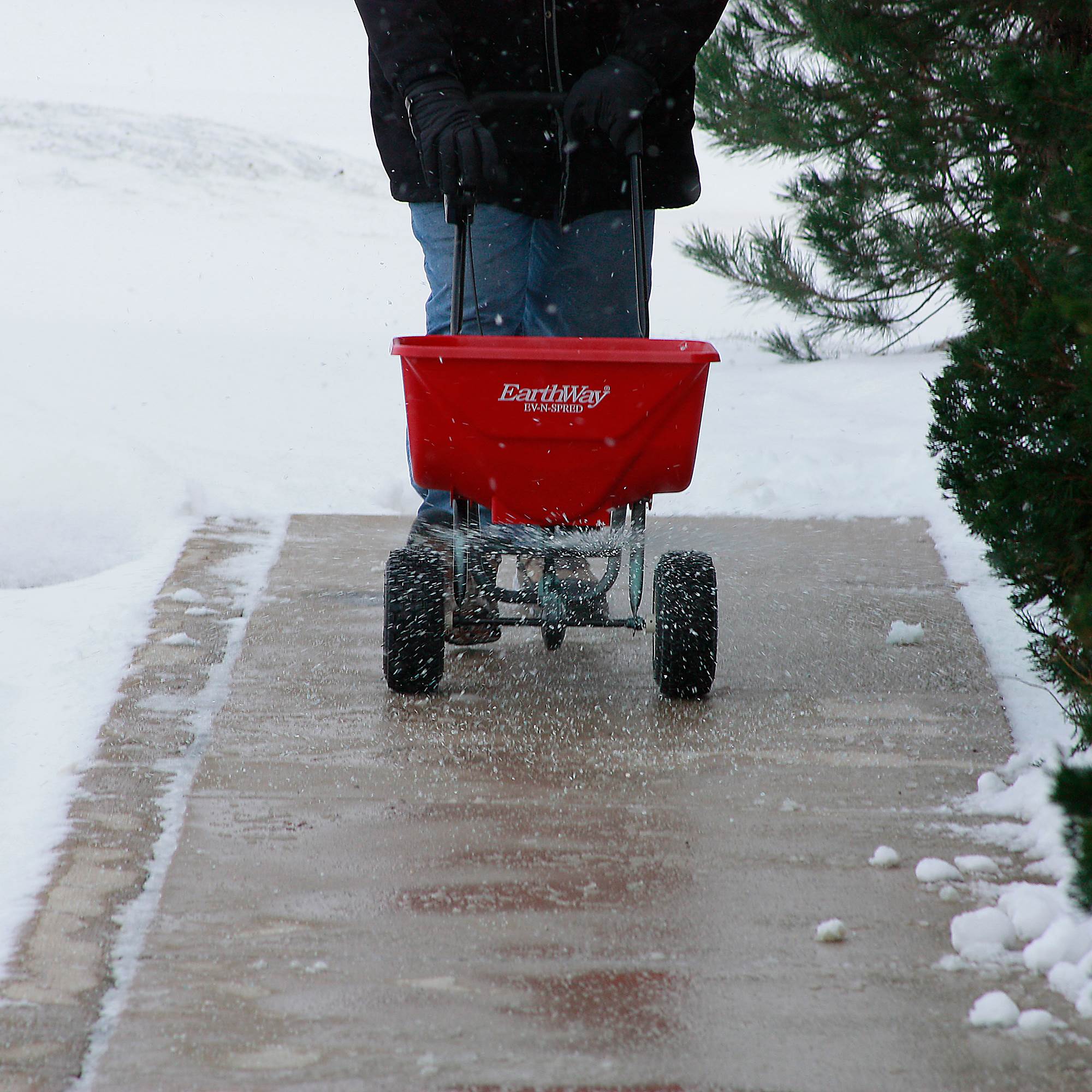 EarthWay Products Plus Deluxe Estate Broadcast Seed and Lawn Fertilizer Spreader