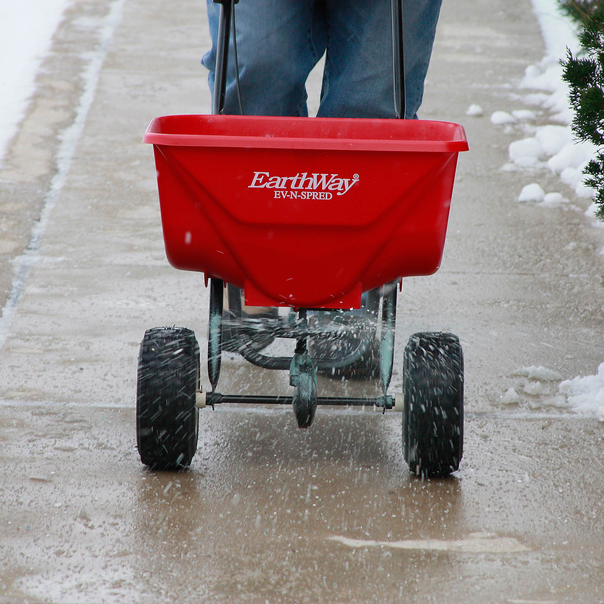 EarthWay Products Plus Deluxe Estate Broadcast Seed and Lawn Fertilizer Spreader