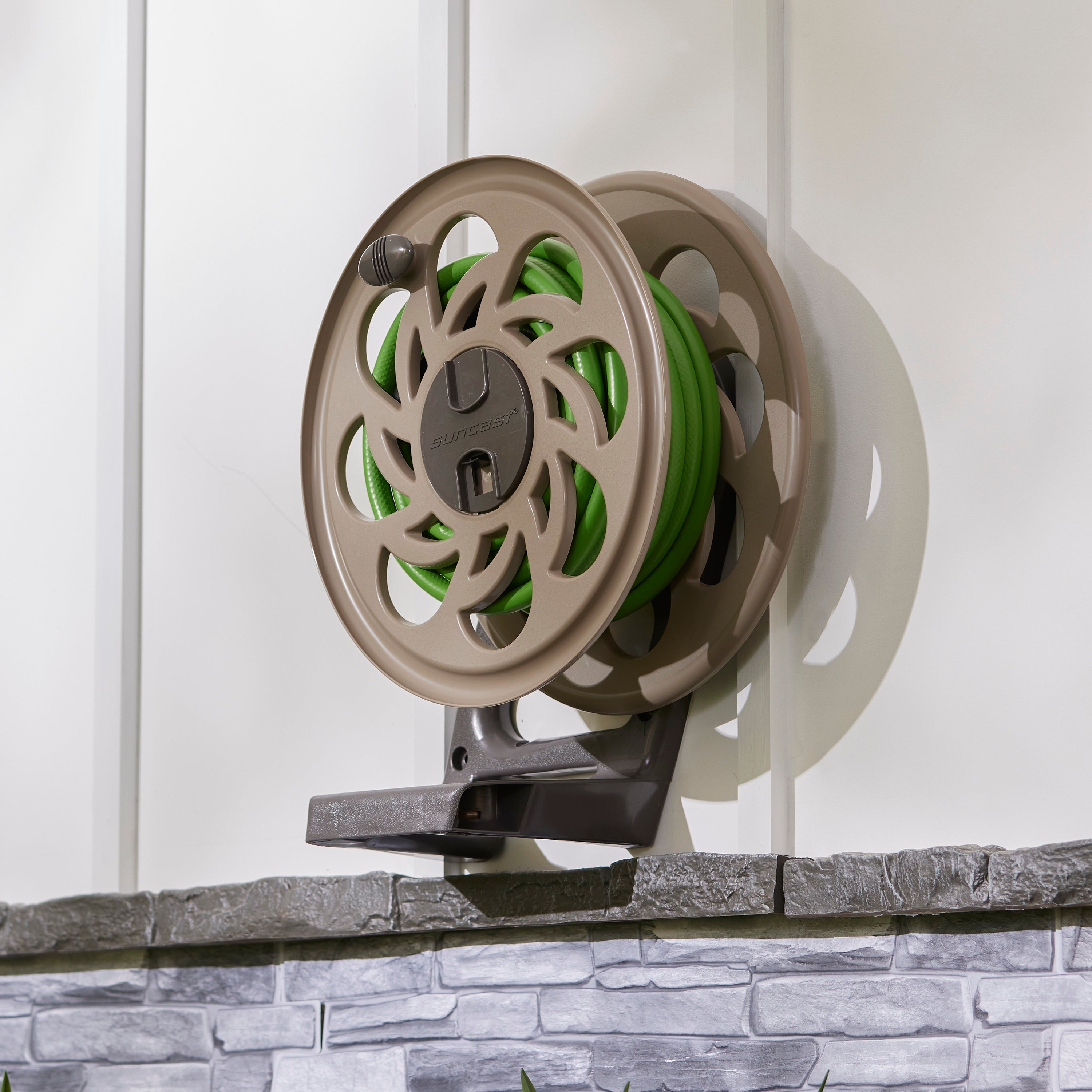 Suncast 125-Foot Wall-Mounted Side Tracker Garden Hose Reel w/ Guide (Open Box)