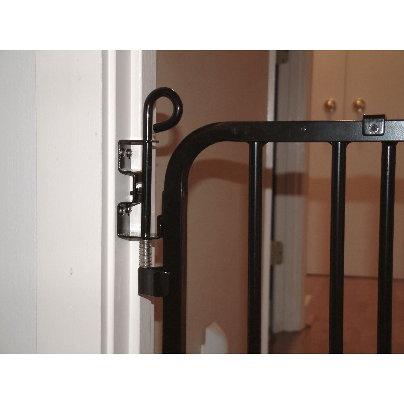 Cardinal Gates 29.5 Inch Aluminum Auto-Lock Indoor Baby Gate, Black (Open Box) - VMInnovations