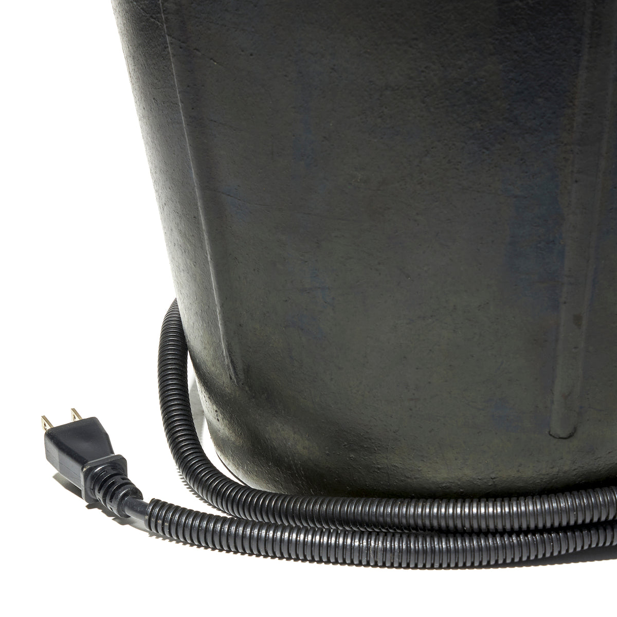 Farm Innovators 18Q Rubber Flat Back Heated Bucket with Guard, 90 Watt (Used)