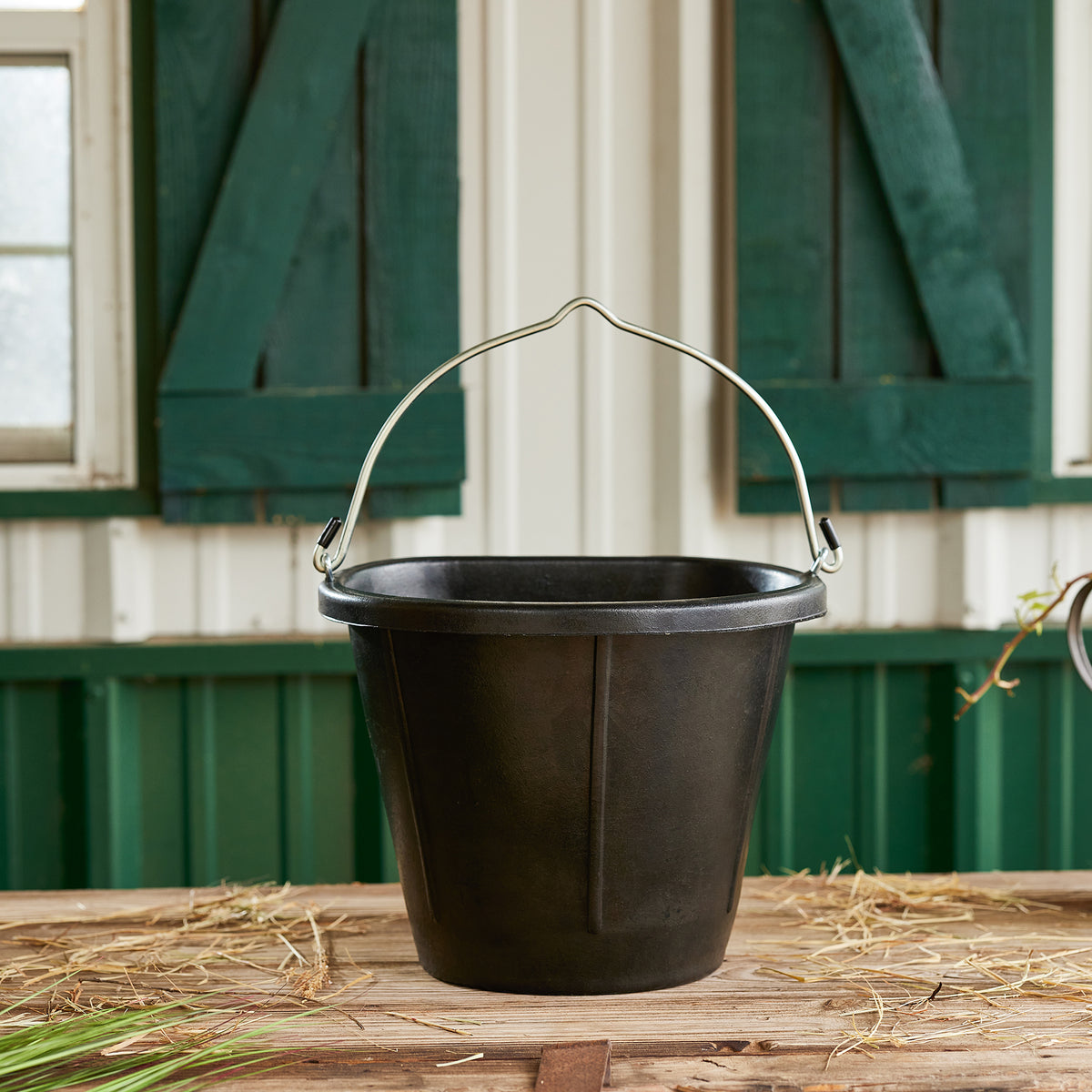Farm Innovators 18Q Rubber Flat Back Heated Bucket with Guard, 90 Watt (Used)