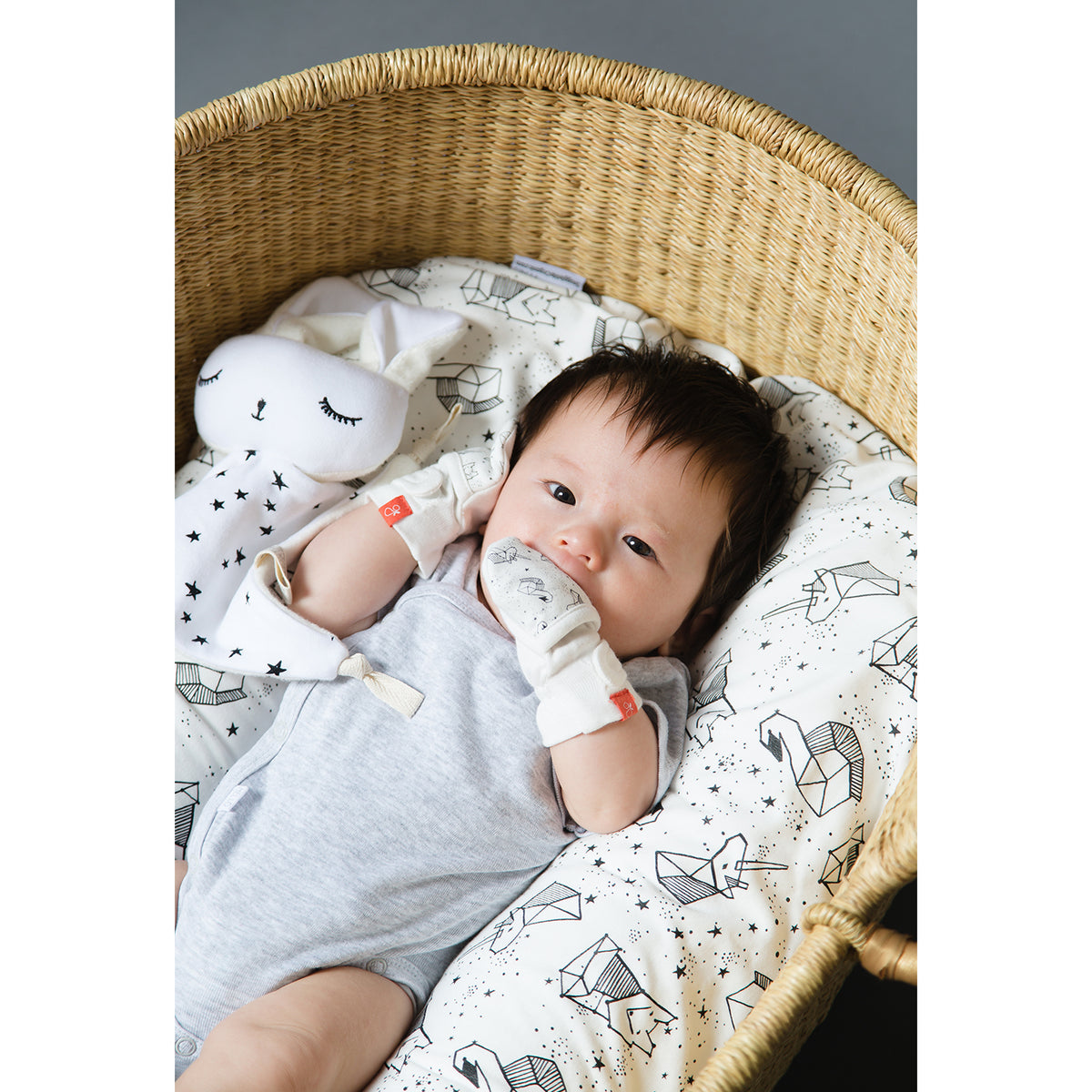 Goumikids Organic Stay On No Scratch Baby Infant Mitts, 0-3M Faces in the Stars - VMInnovations