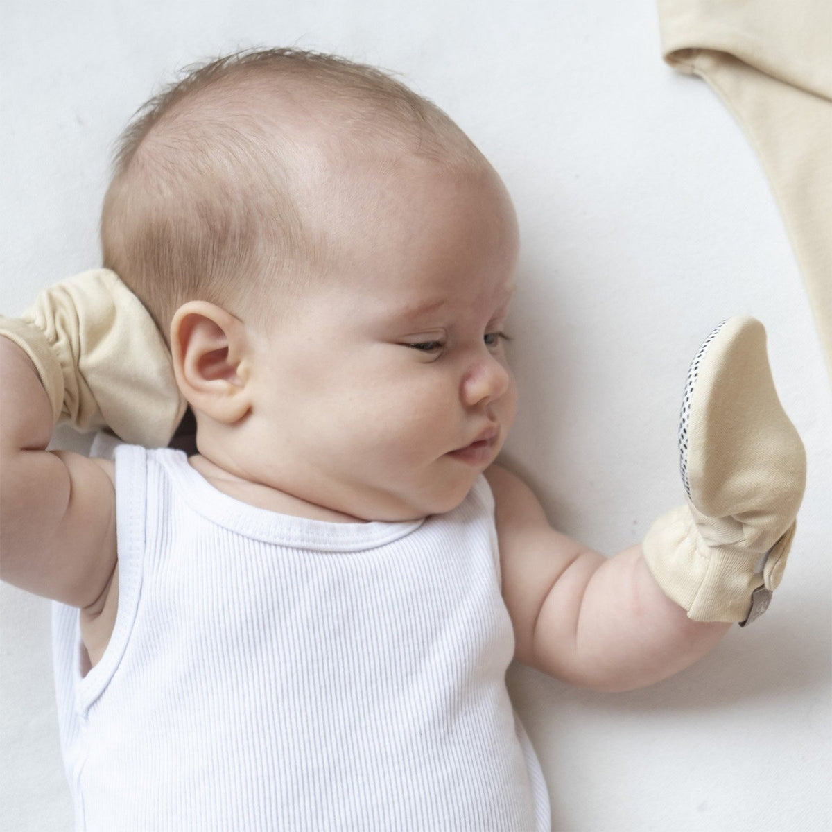 Goumikids Soft Organic Stay On Baby Mitt and Bootie Newborn Bundle, 0-3M Soybean - VMInnovations