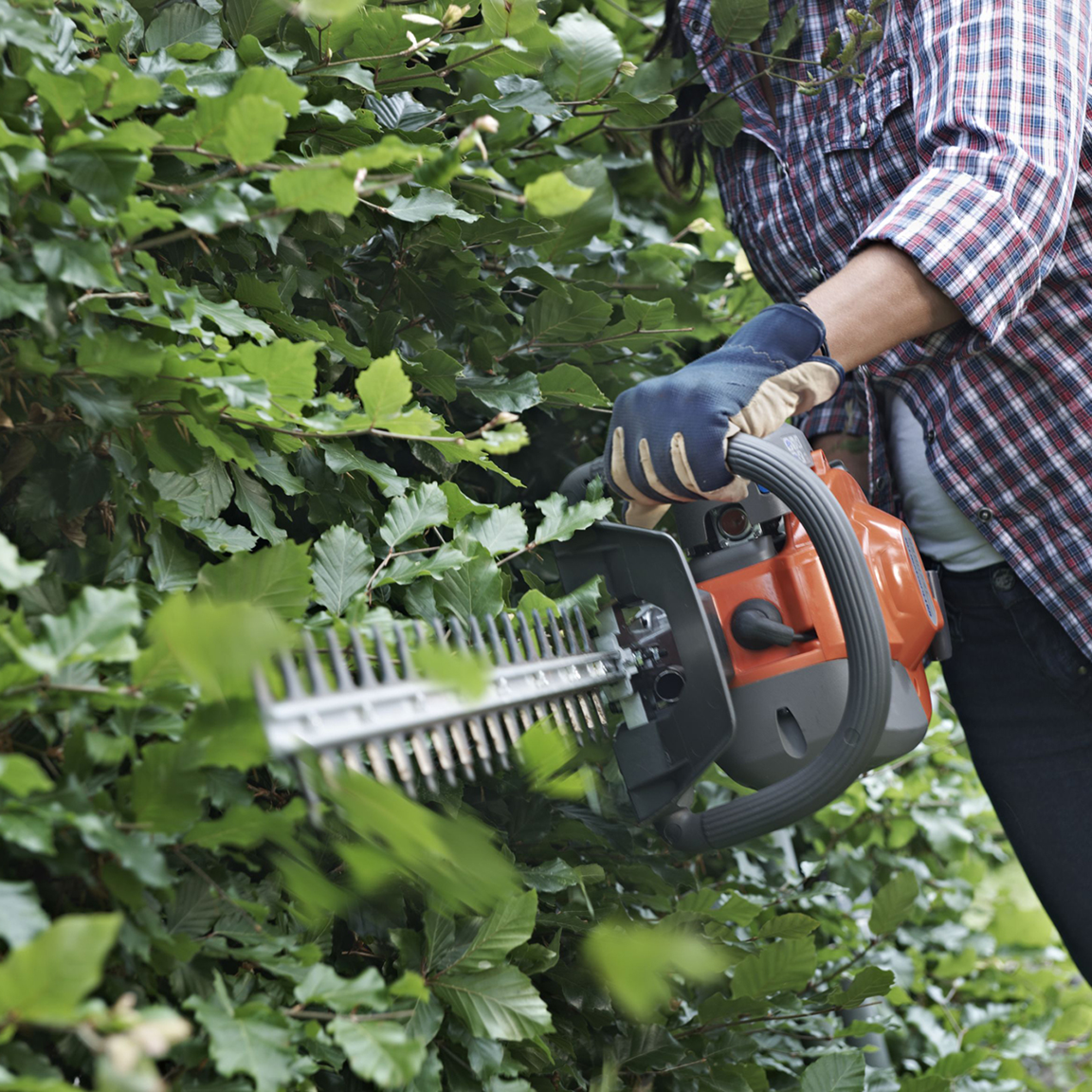 Husqvarna 122HD60 23" 22cc 2 Cycle Gas-Dual Hedge Clipper/Trimmer (For Parts)