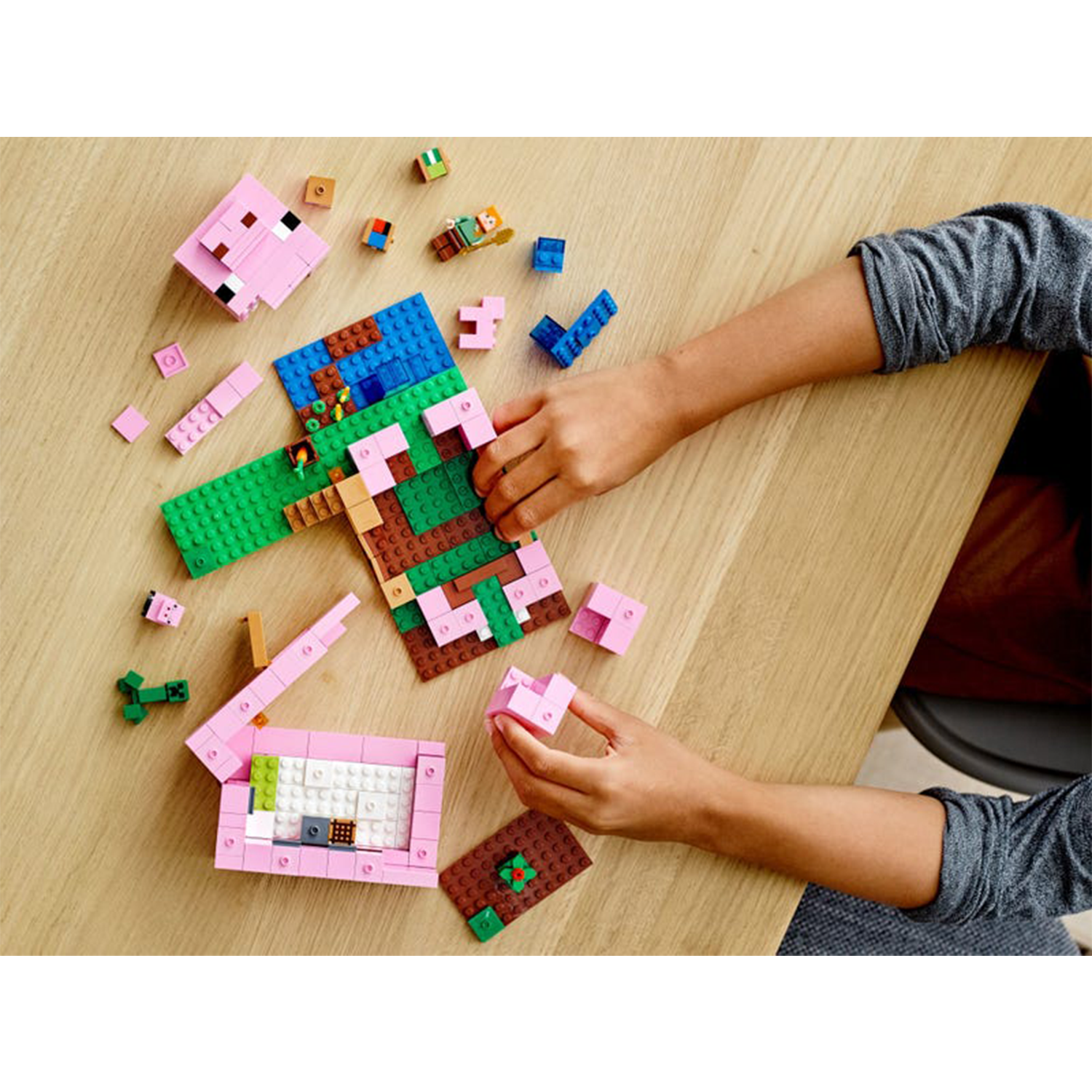 LEGO Minecraft The Pig House Kid's Building Kit Playset (490 Pieces)