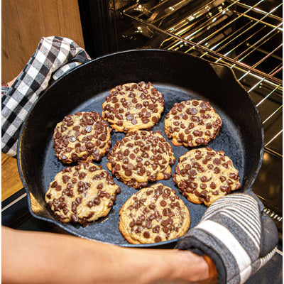 Bayou Classic 16" Double Handled Cast Iron Skillet with Pour Spouts, Black(Used)